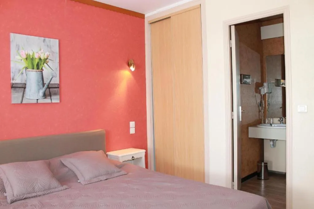 Bed in Hôtel et Restaurant Le Manoir - Echangeur A7-A9 - 24h-24h