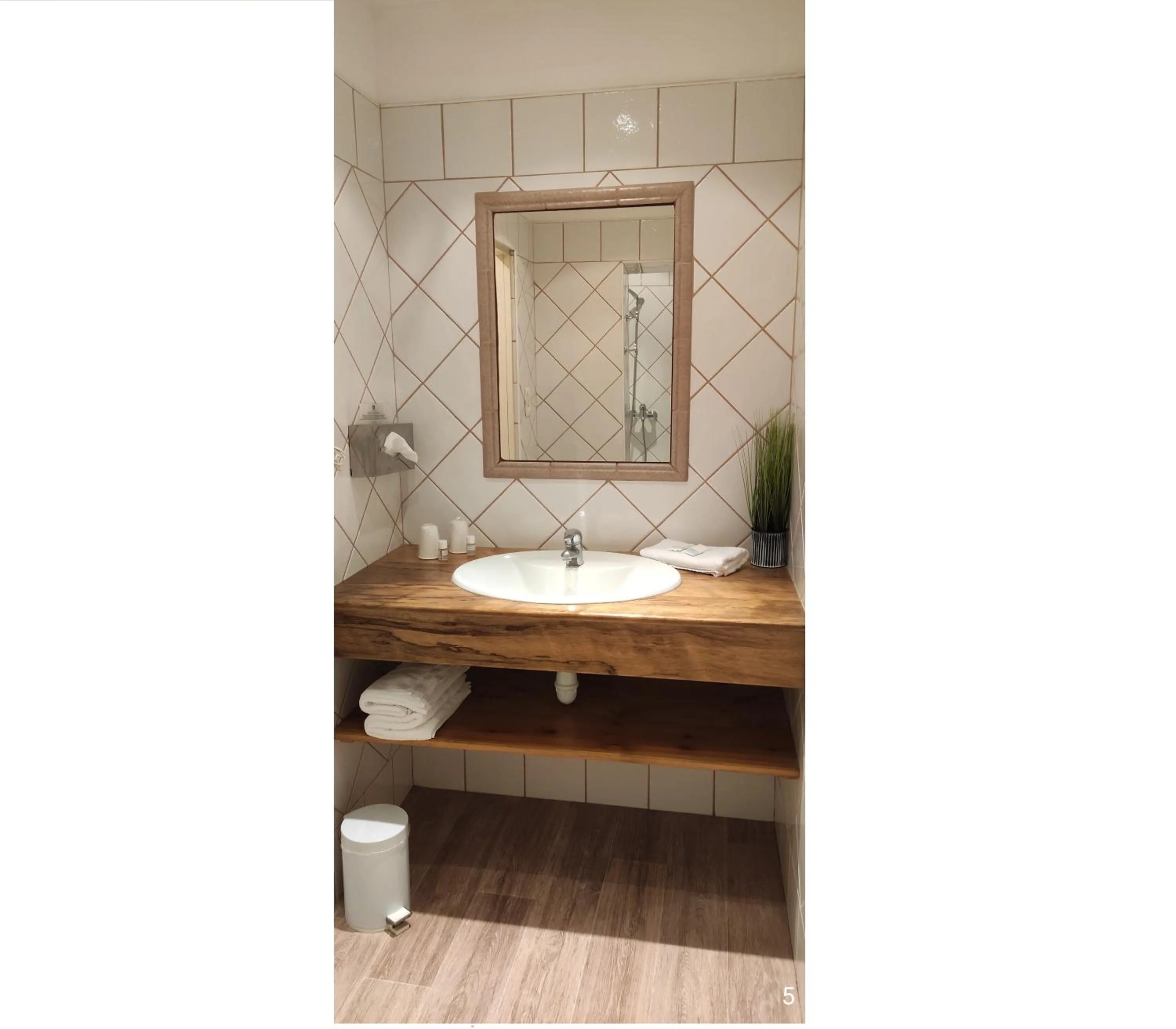 Hôtel et Restaurant Le Manoir - Echangeur A7-A9 - 24h-24h