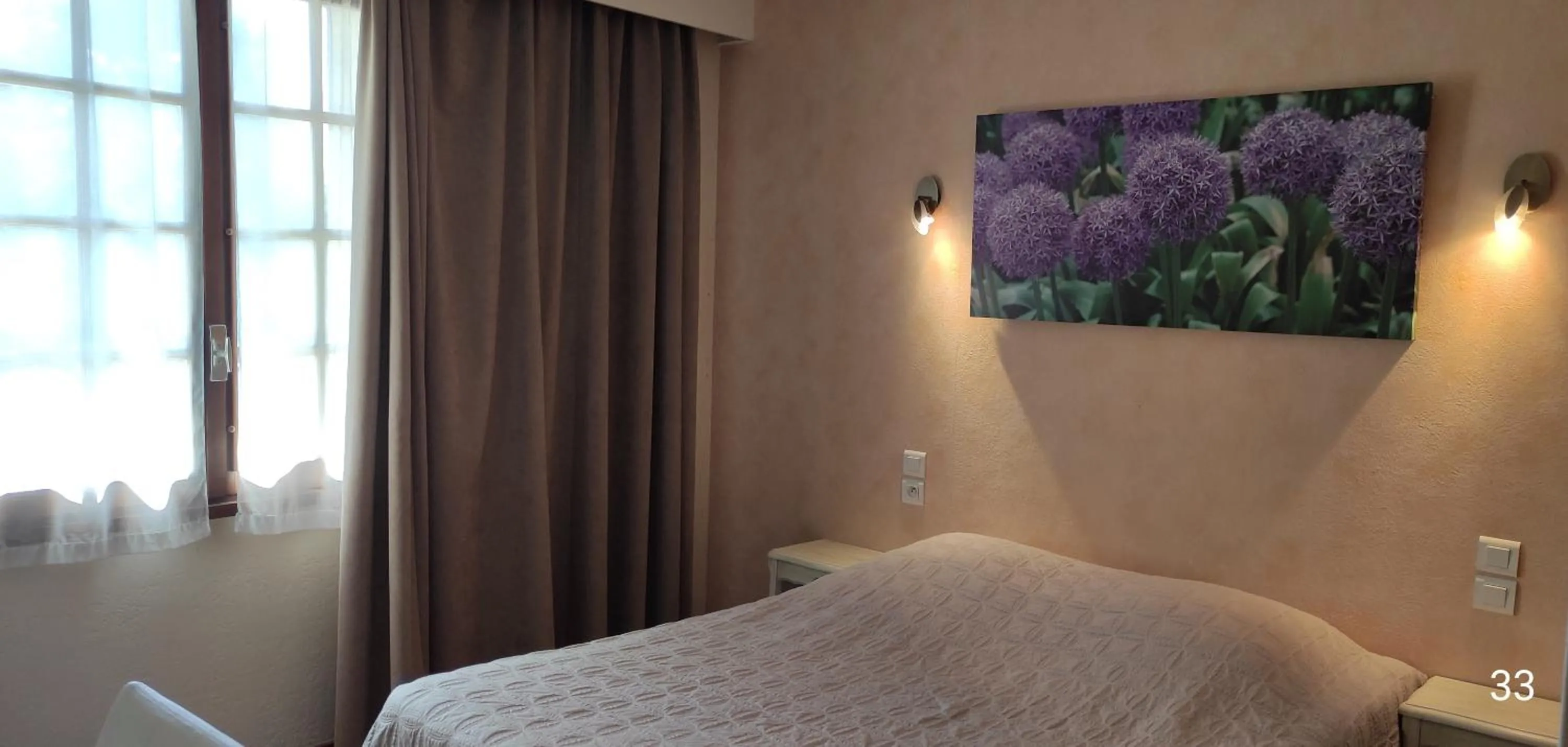 Bed in Hôtel et Restaurant Le Manoir - Echangeur A7-A9 - 24h-24h