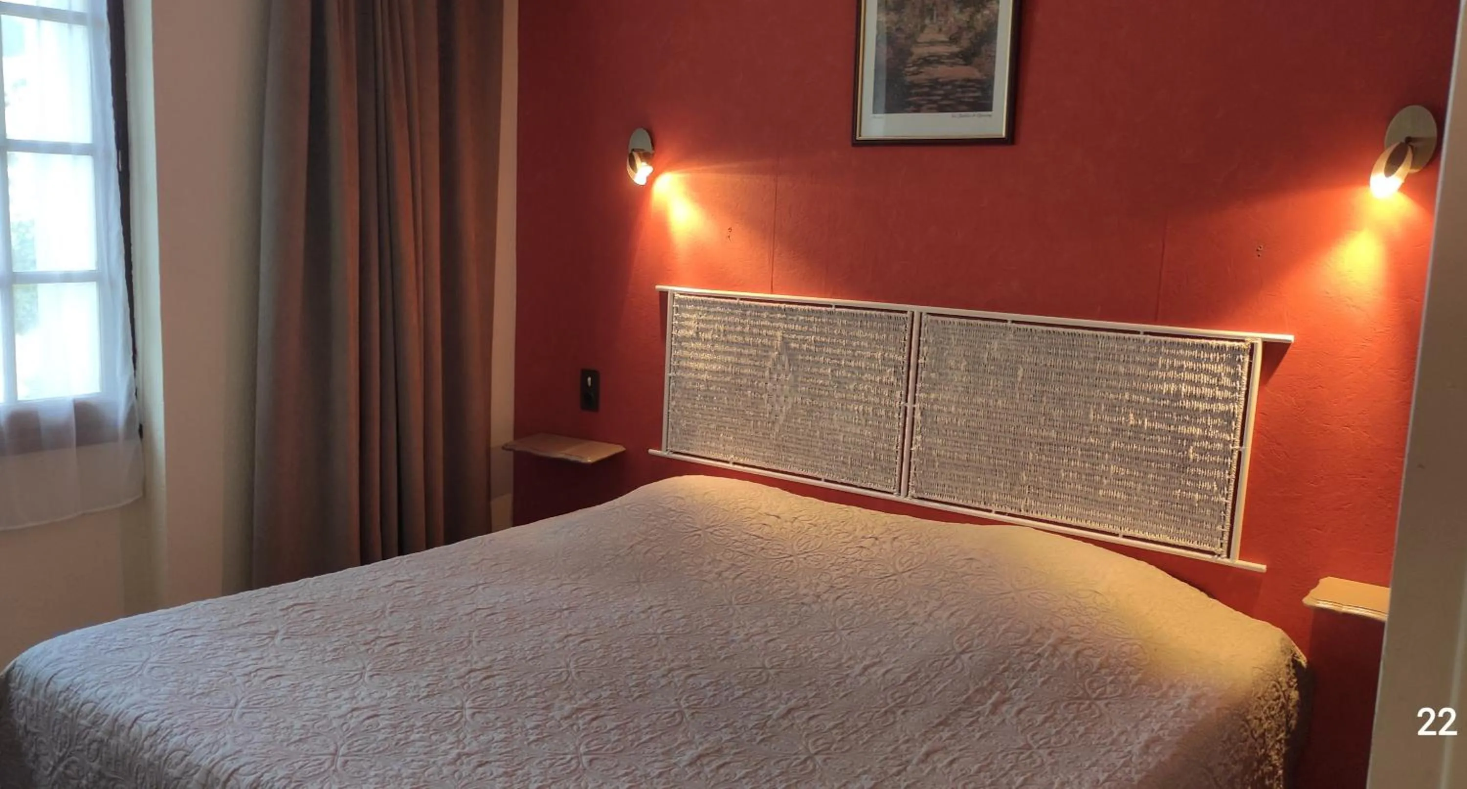 Bed in Hôtel et Restaurant Le Manoir - Echangeur A7-A9 - 24h-24h