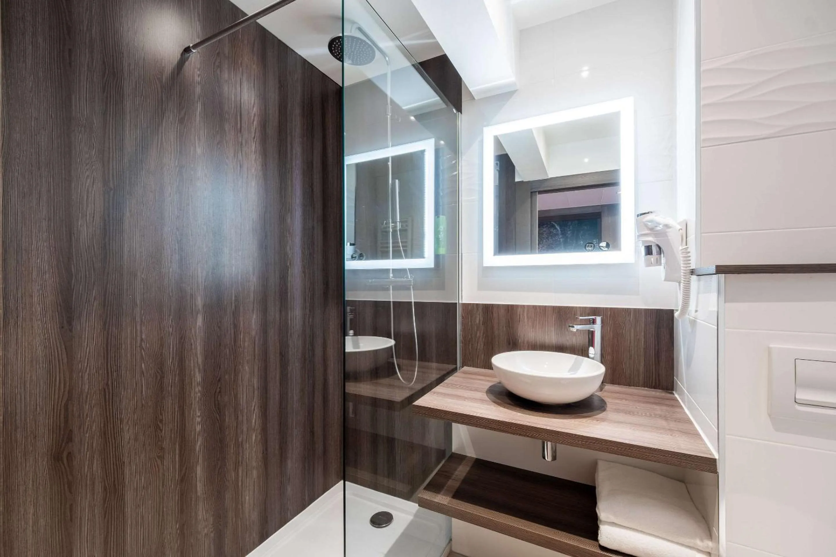 Bathroom in Quality Hotel Clermont Kennedy