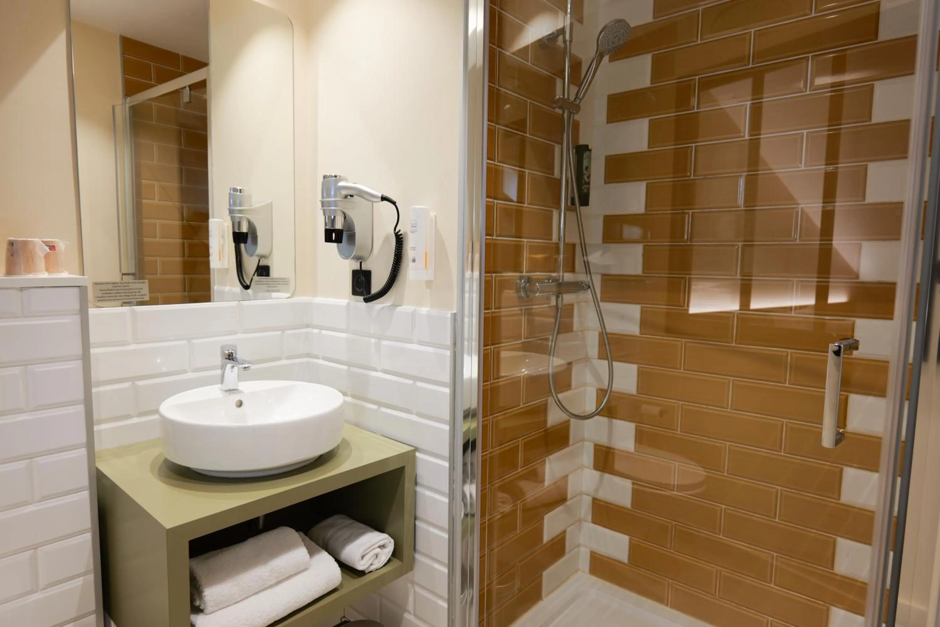 Bathroom in Hôtel Le Kennedy, Clermont-Ferrand, The Originals Relais