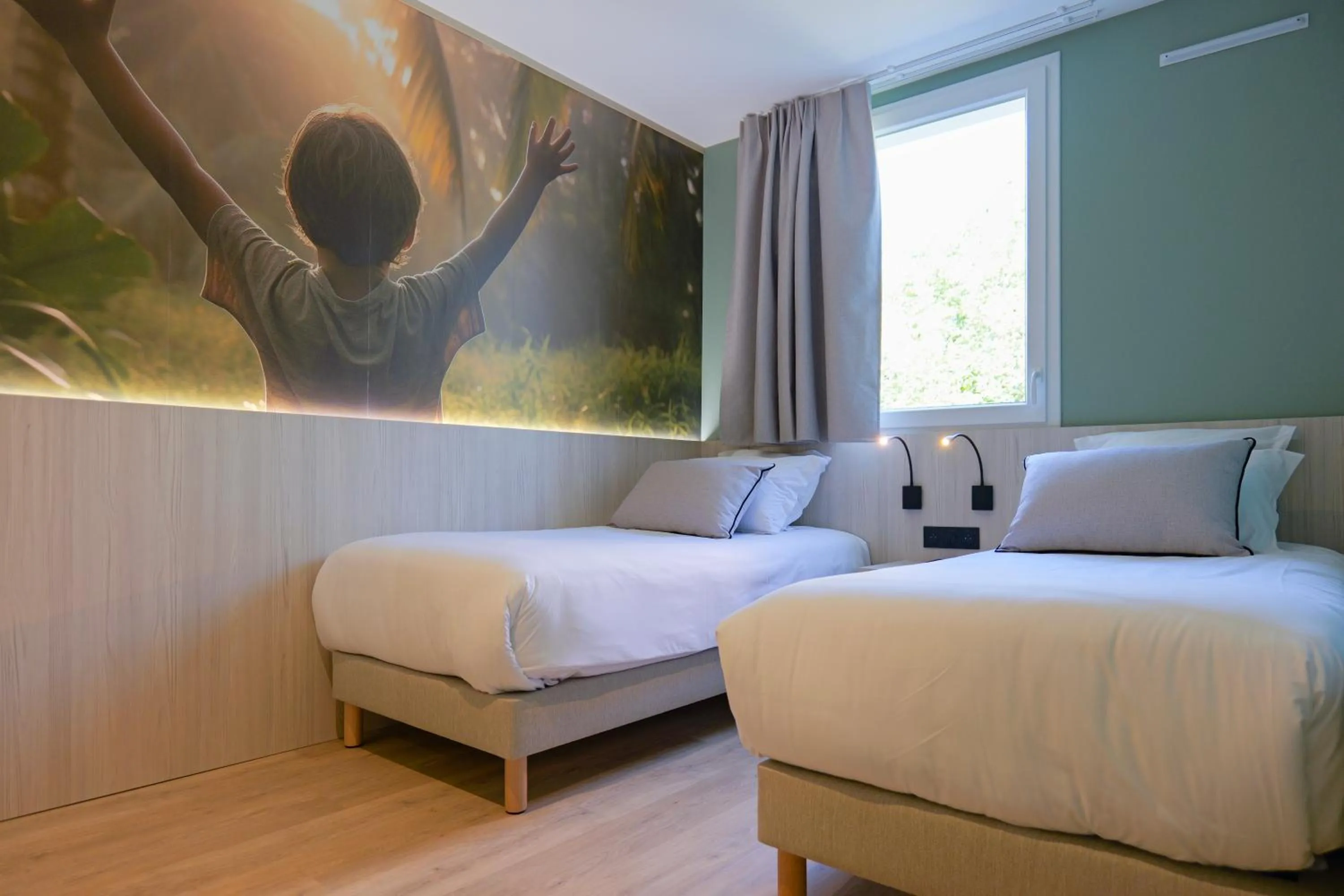 Photo of the whole room, Bed in Hôtel Le Kennedy, Clermont-Ferrand, The Originals Relais