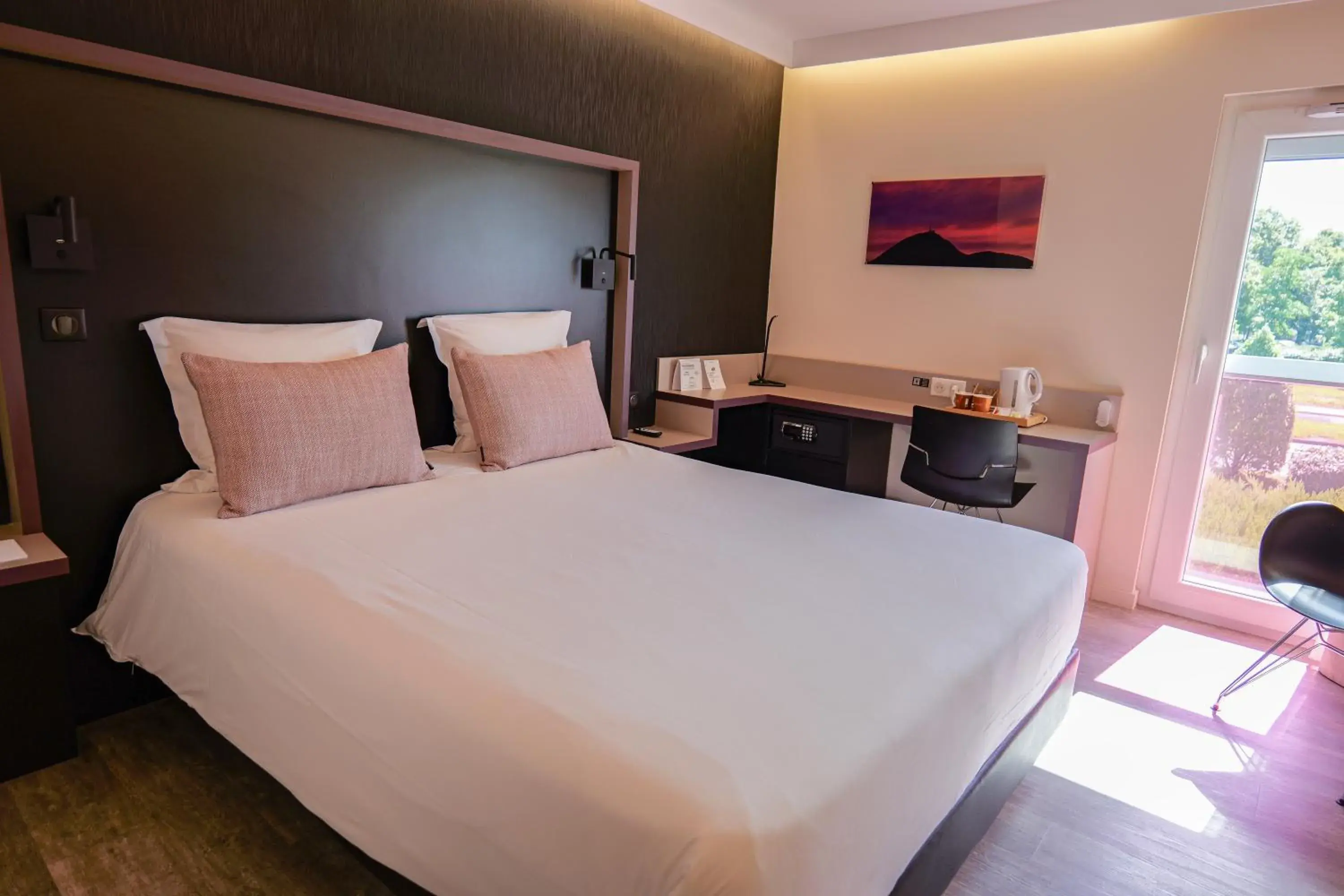 Standard Double Room in Hôtel Le Kennedy, Clermont-Ferrand, The Originals Relais Standard Double Room in Hôtel Le Kennedy, Clermont-Ferrand, The Originals Relais