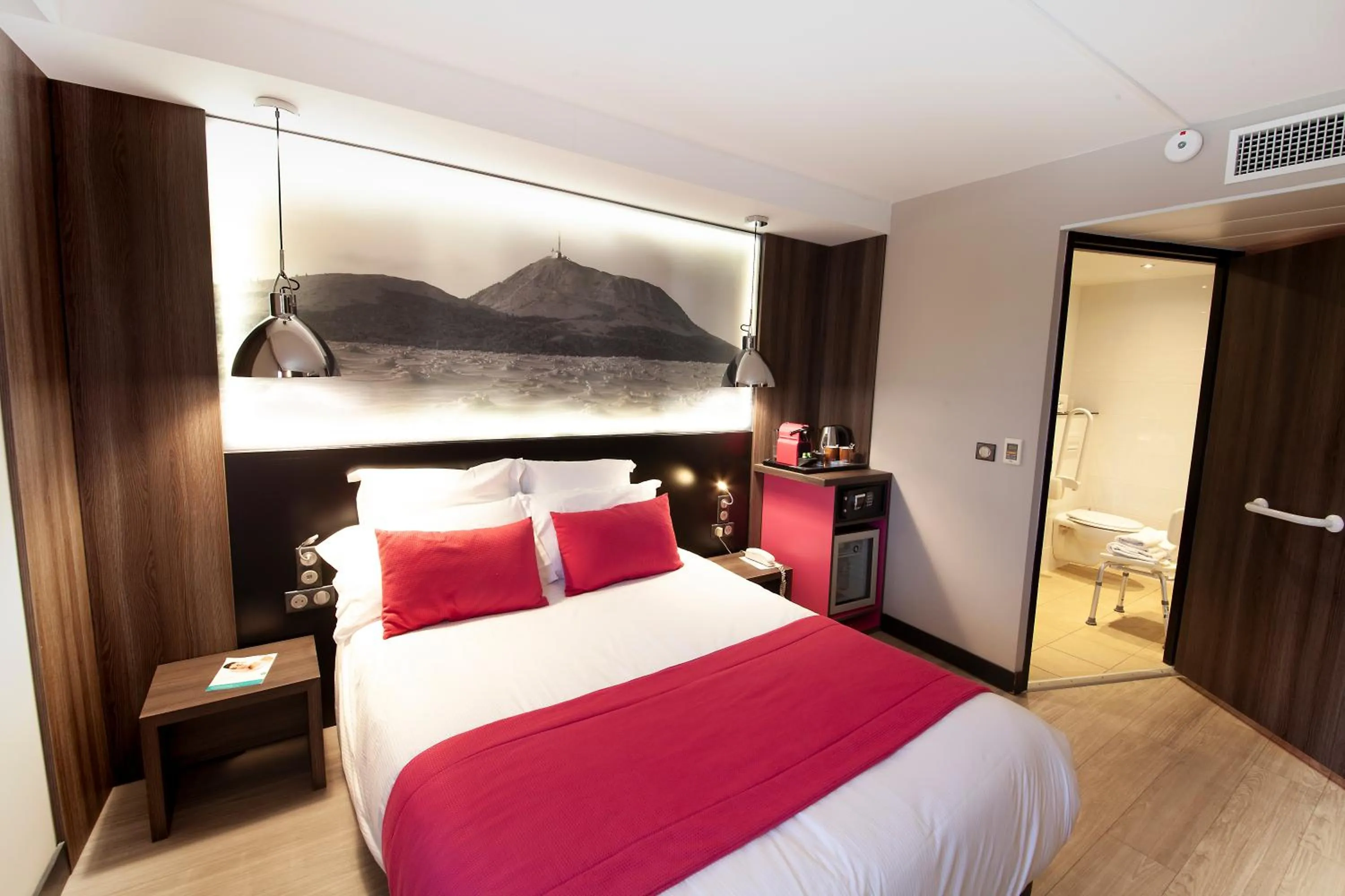 Photo of the whole room, Bed in Hôtel Le Kennedy, Clermont-Ferrand, The Originals Relais