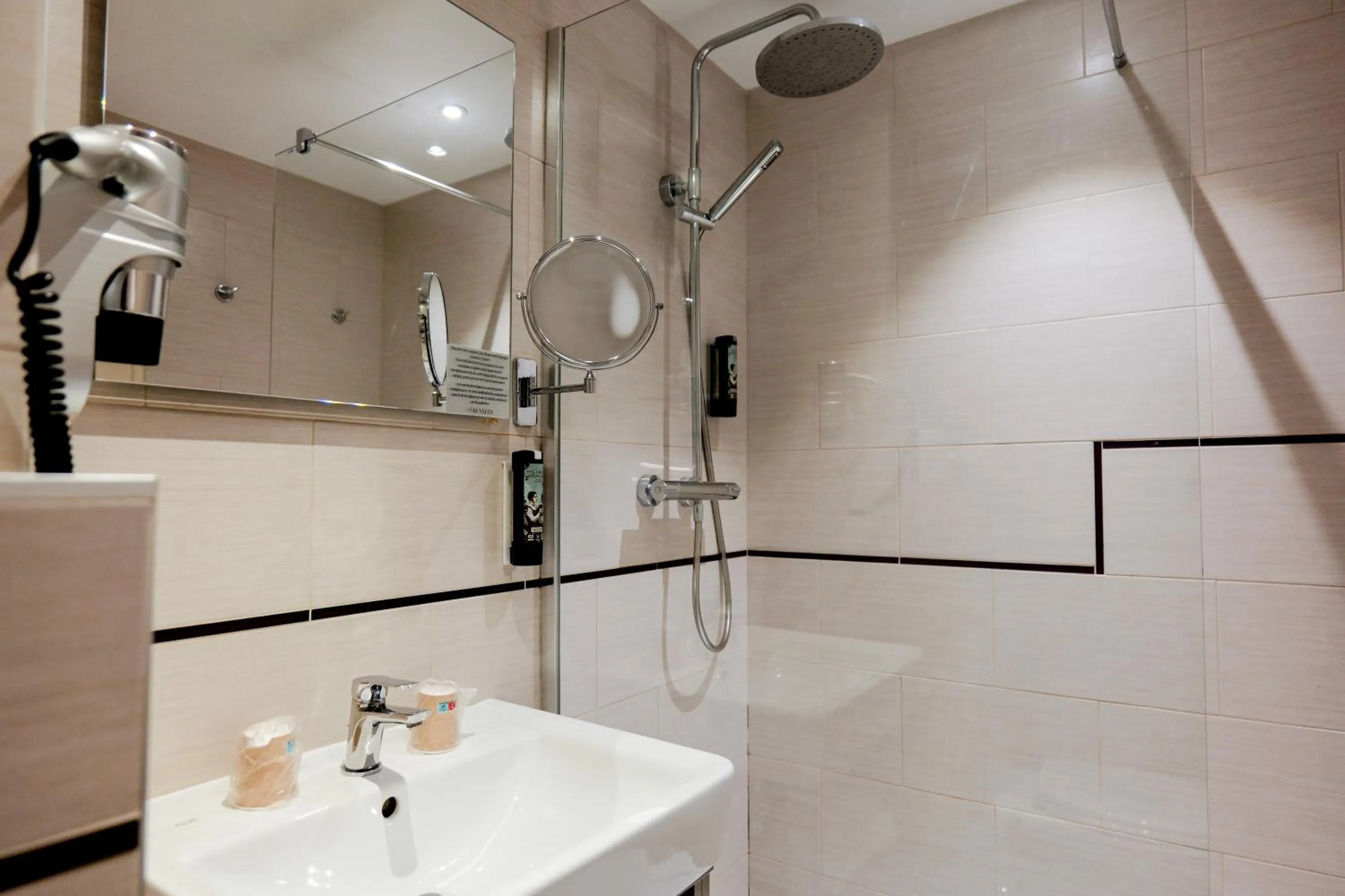 Bathroom in Hôtel Le Kennedy, Clermont-Ferrand, The Originals Relais