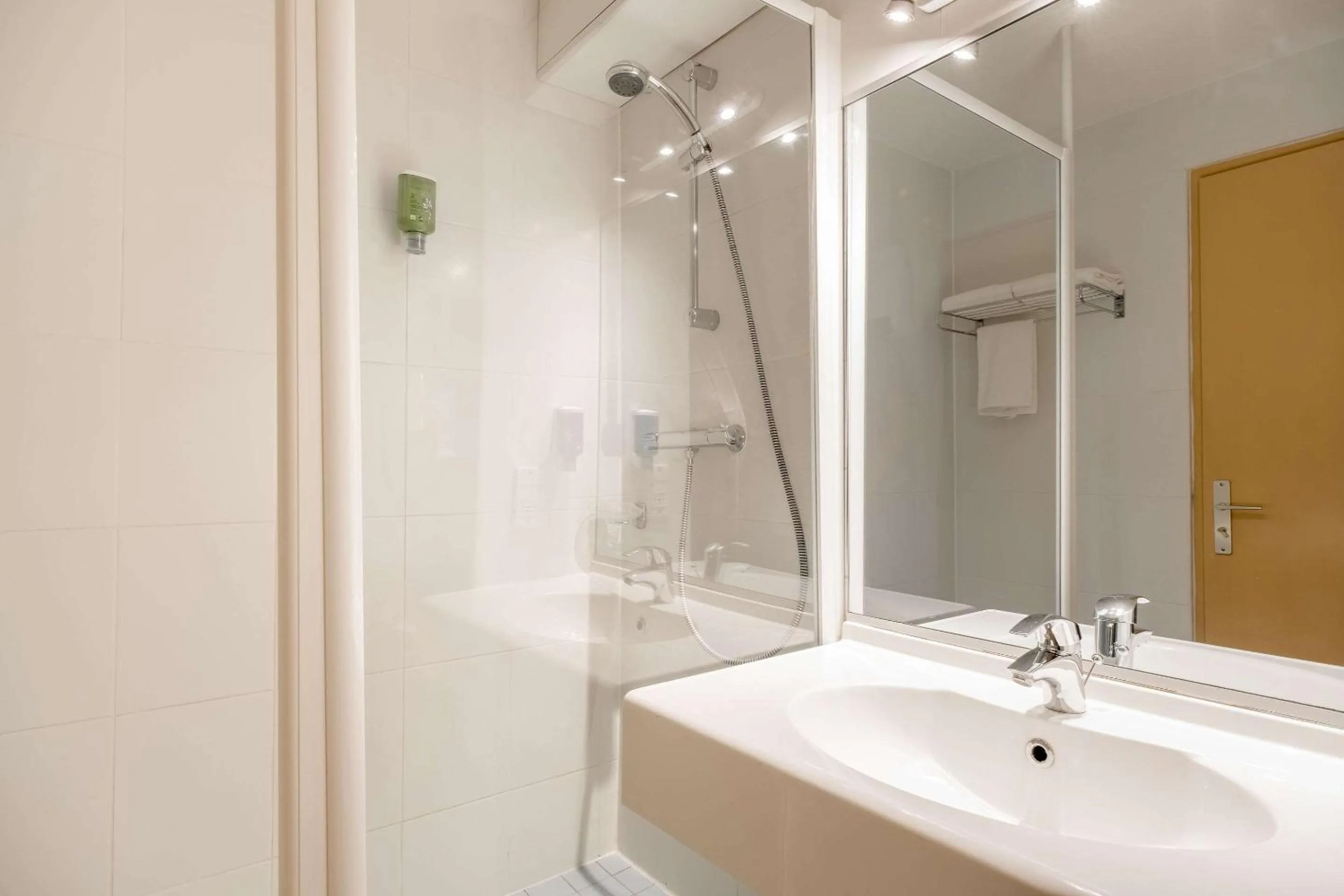 Bathroom in Quality Hotel Clermont Kennedy