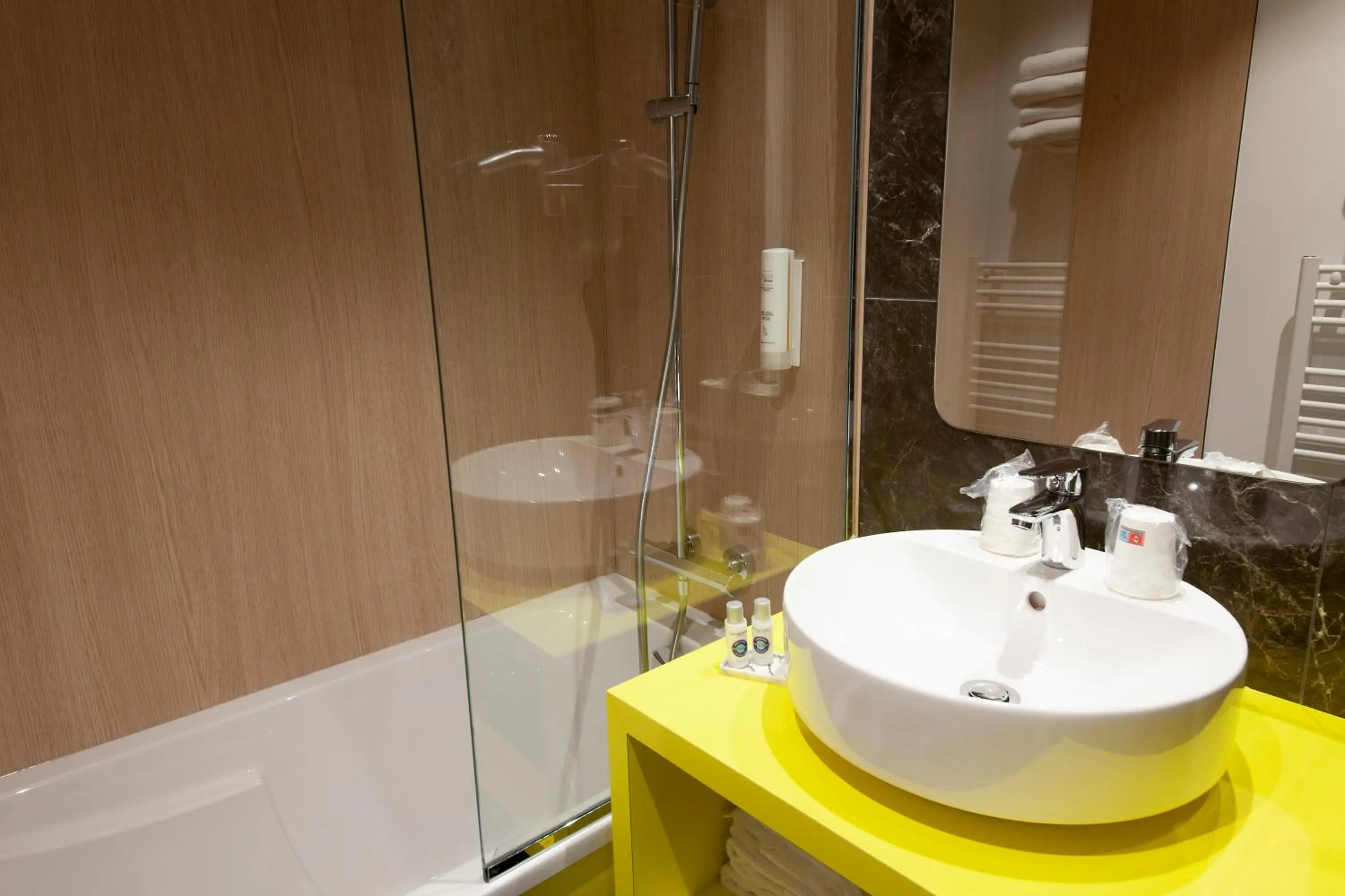 Bathroom in Quality Hotel Clermont Kennedy