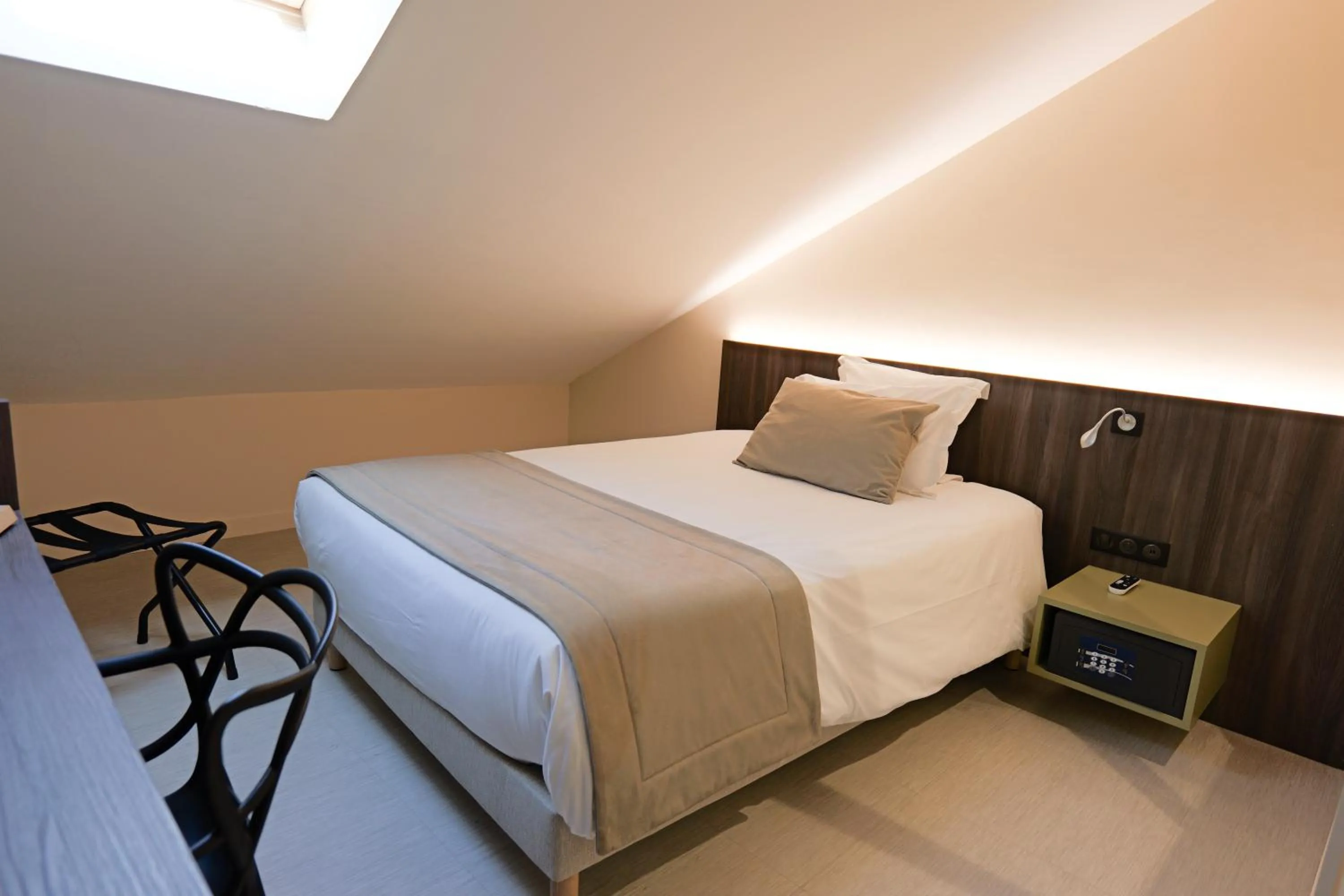 Bed in Hôtel Le Kennedy, Clermont-Ferrand, The Originals Relais