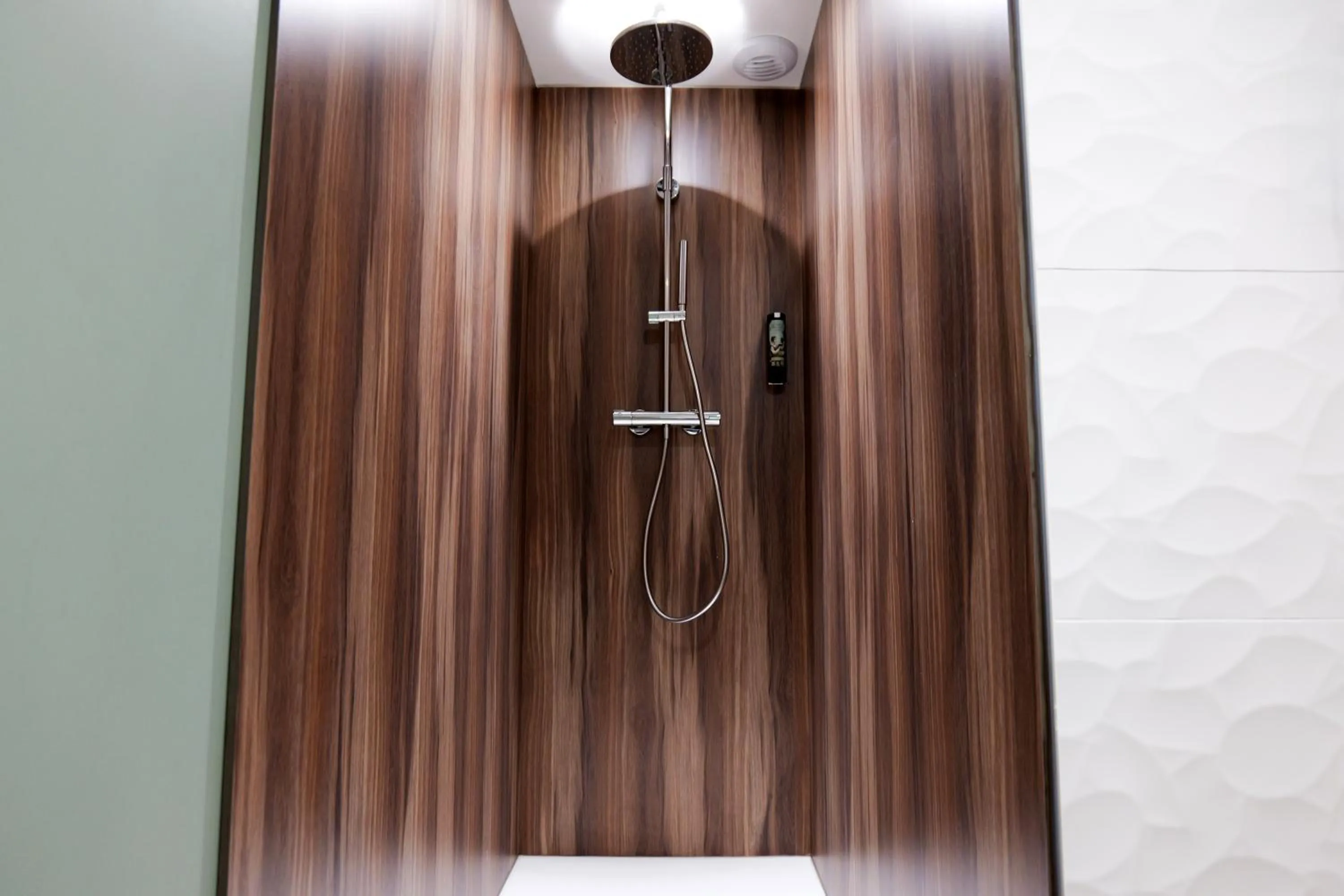 Shower in Hôtel Le Kennedy, Clermont-Ferrand, The Originals Relais