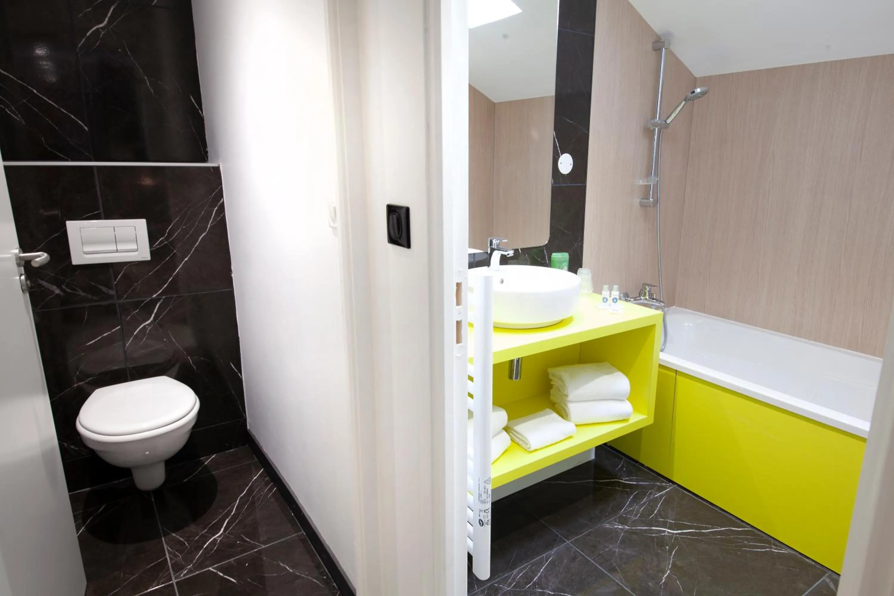 Bathroom in Quality Hotel Clermont Kennedy