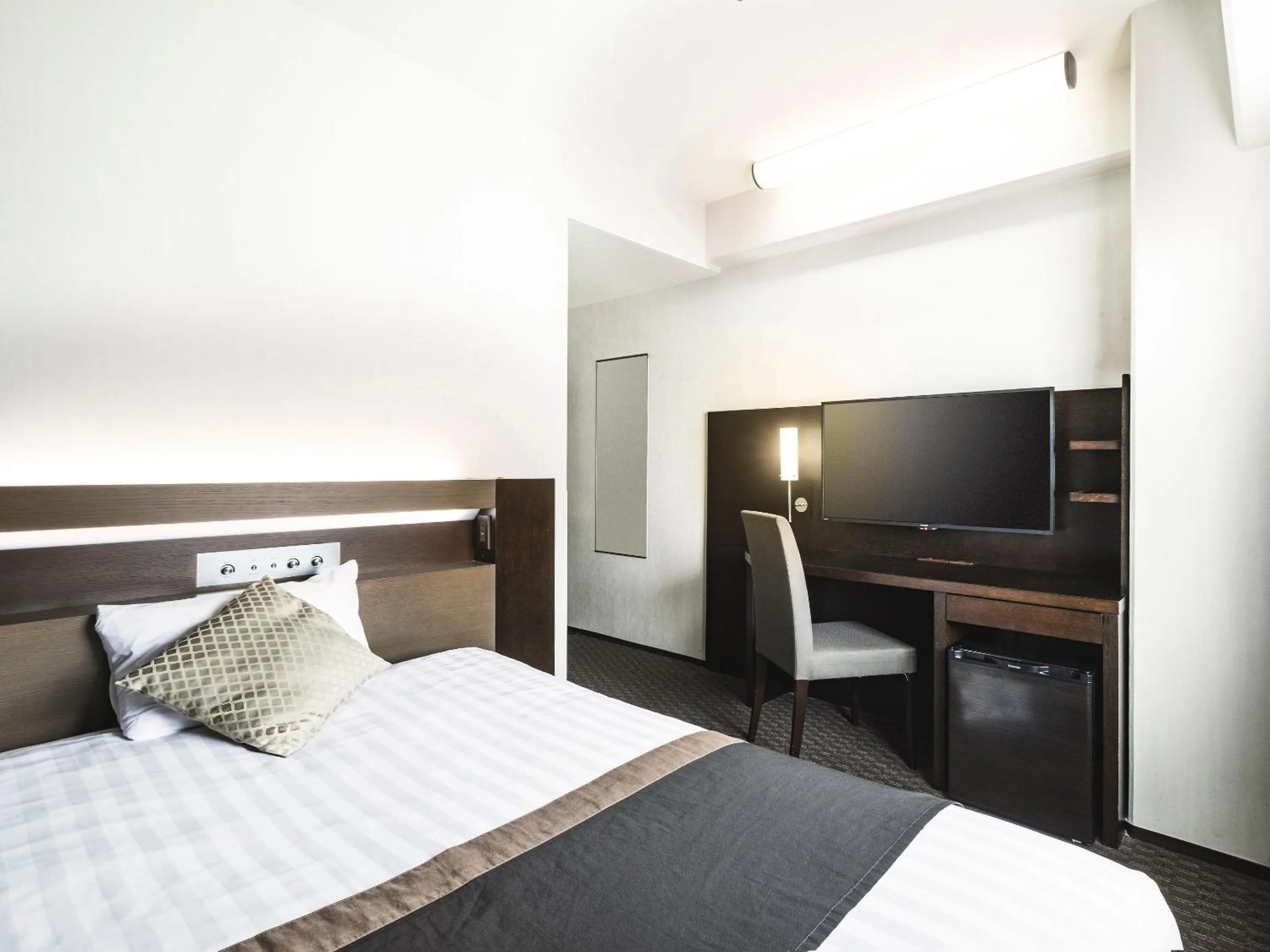 Photo of the whole room, Bed in Hotel New Hankyu Osaka Annex