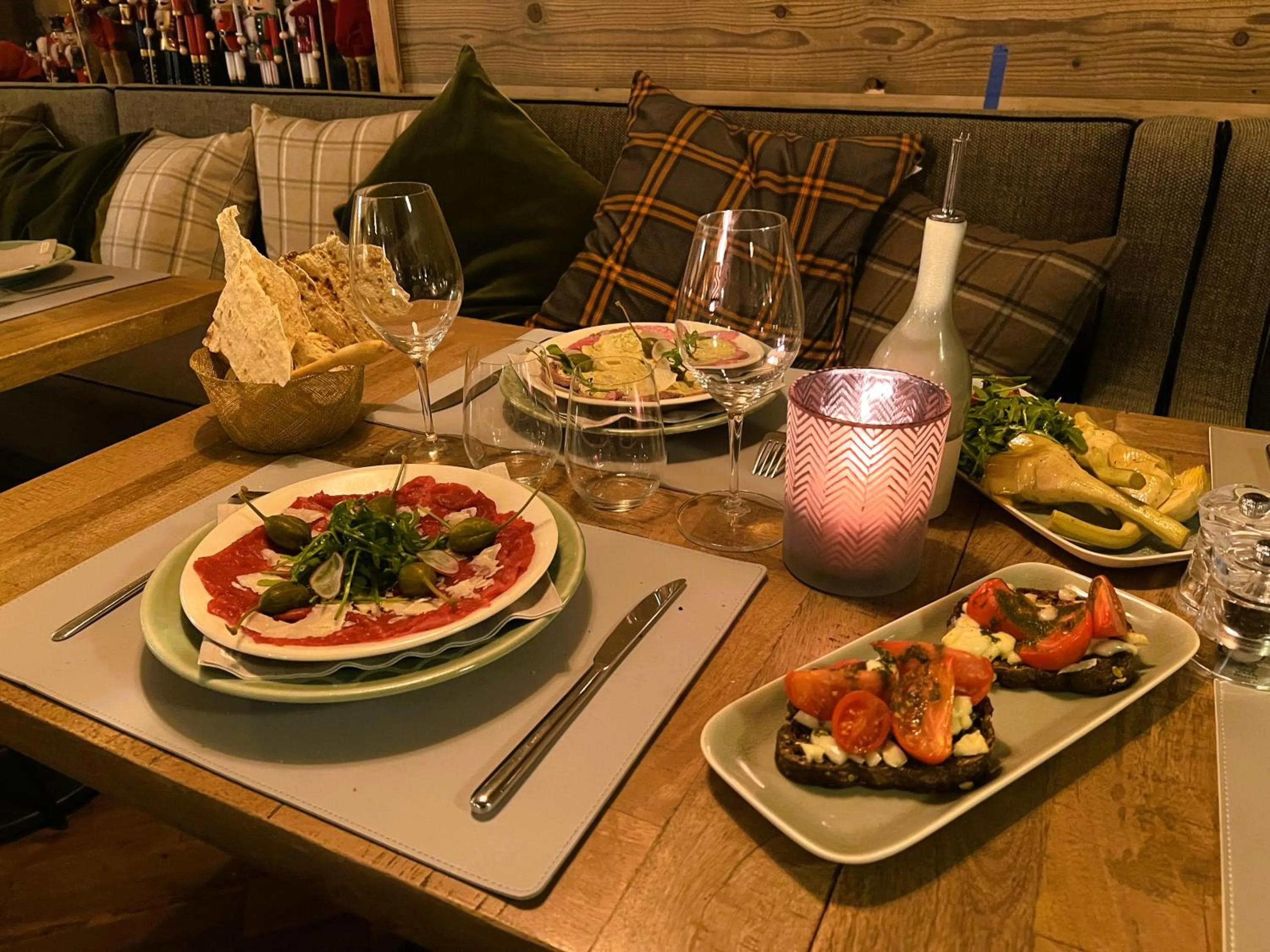 Restaurant/places to eat in Everest Hotel
