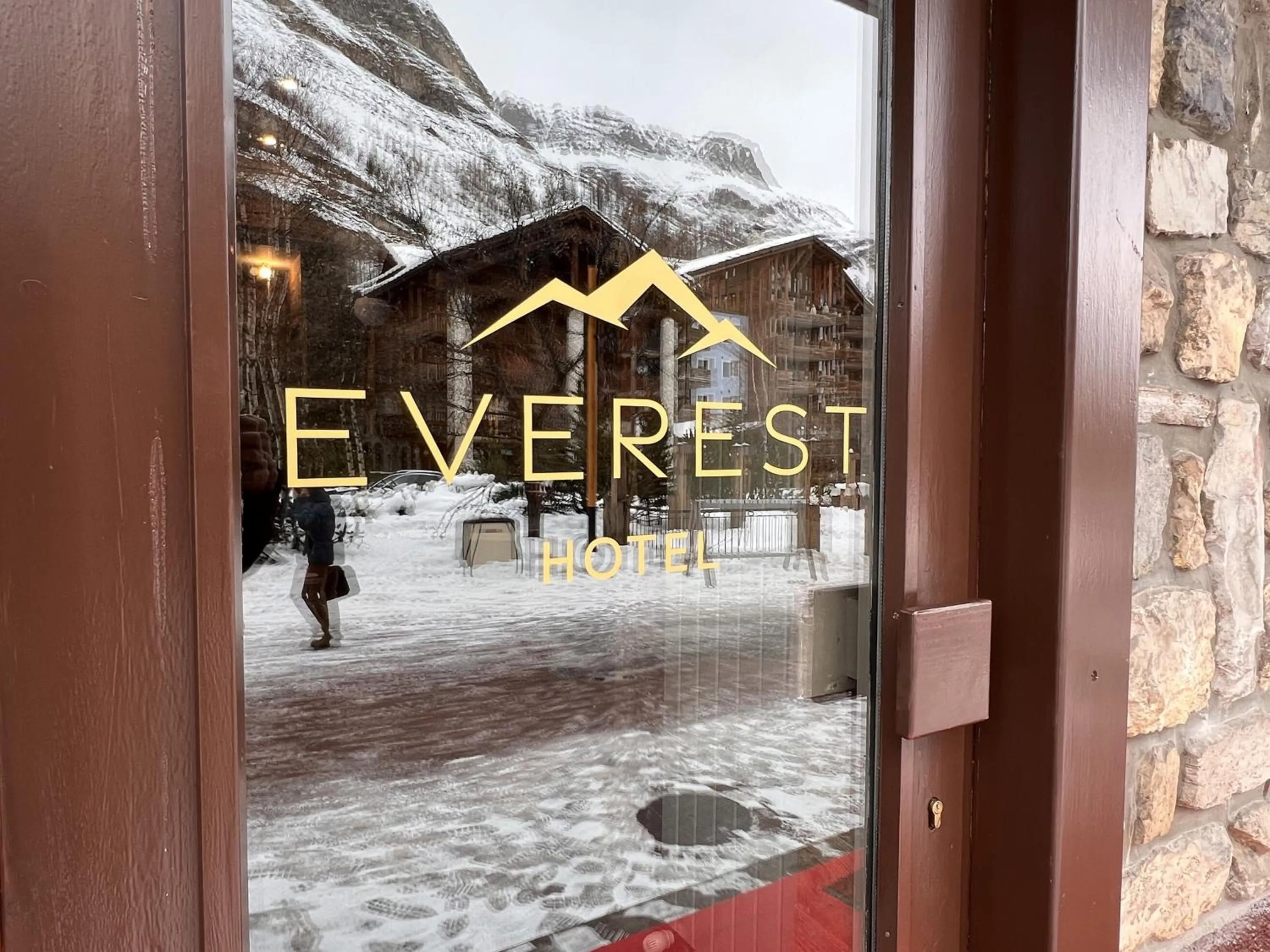 Facade/entrance in Everest Hotel