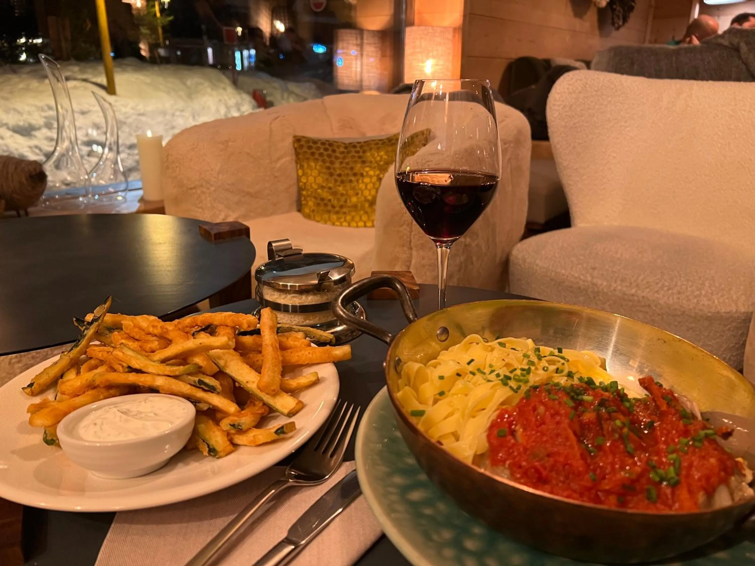 Restaurant/places to eat in Everest Hotel