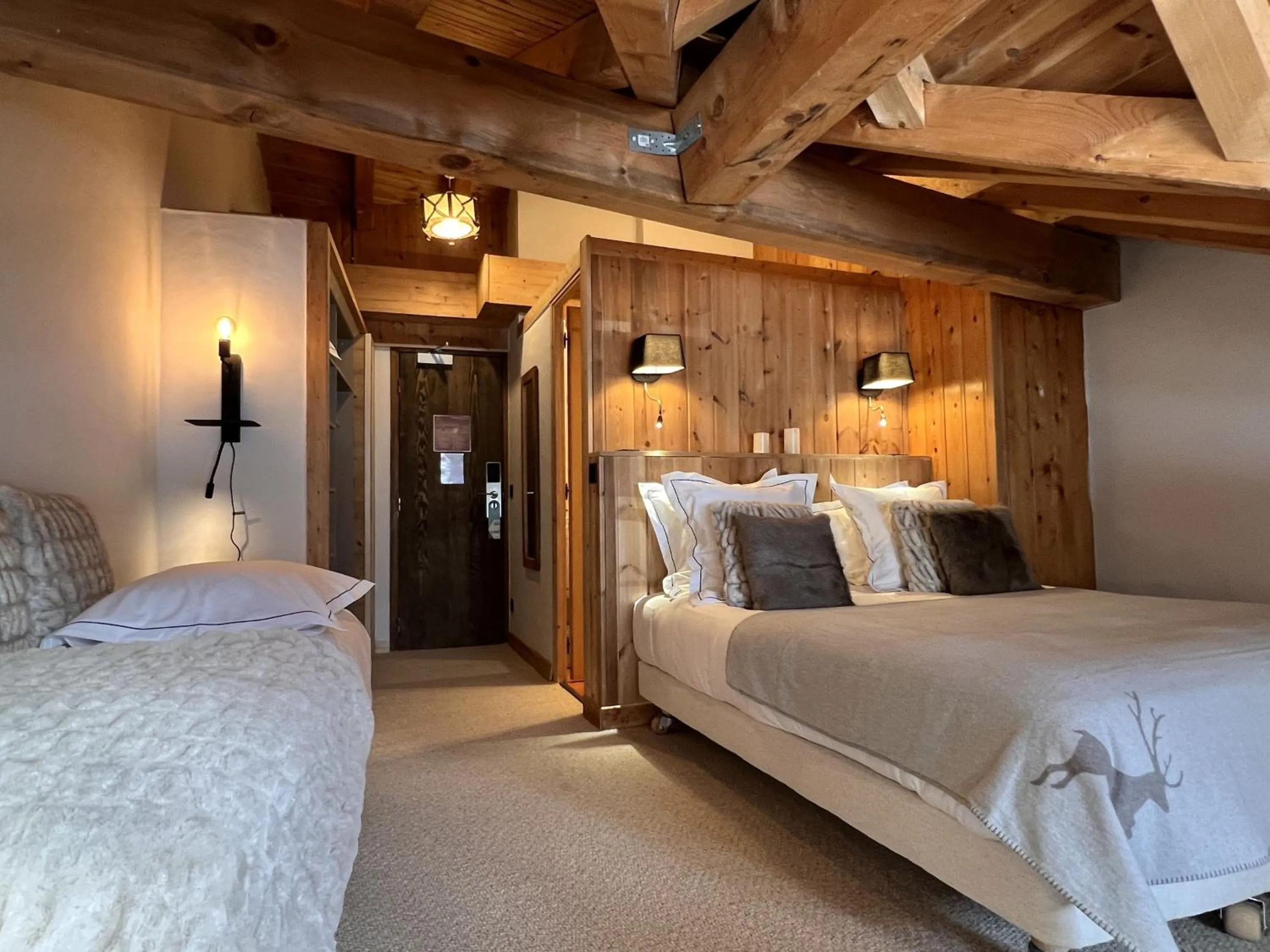 Photo of the whole room in Everest Hotel