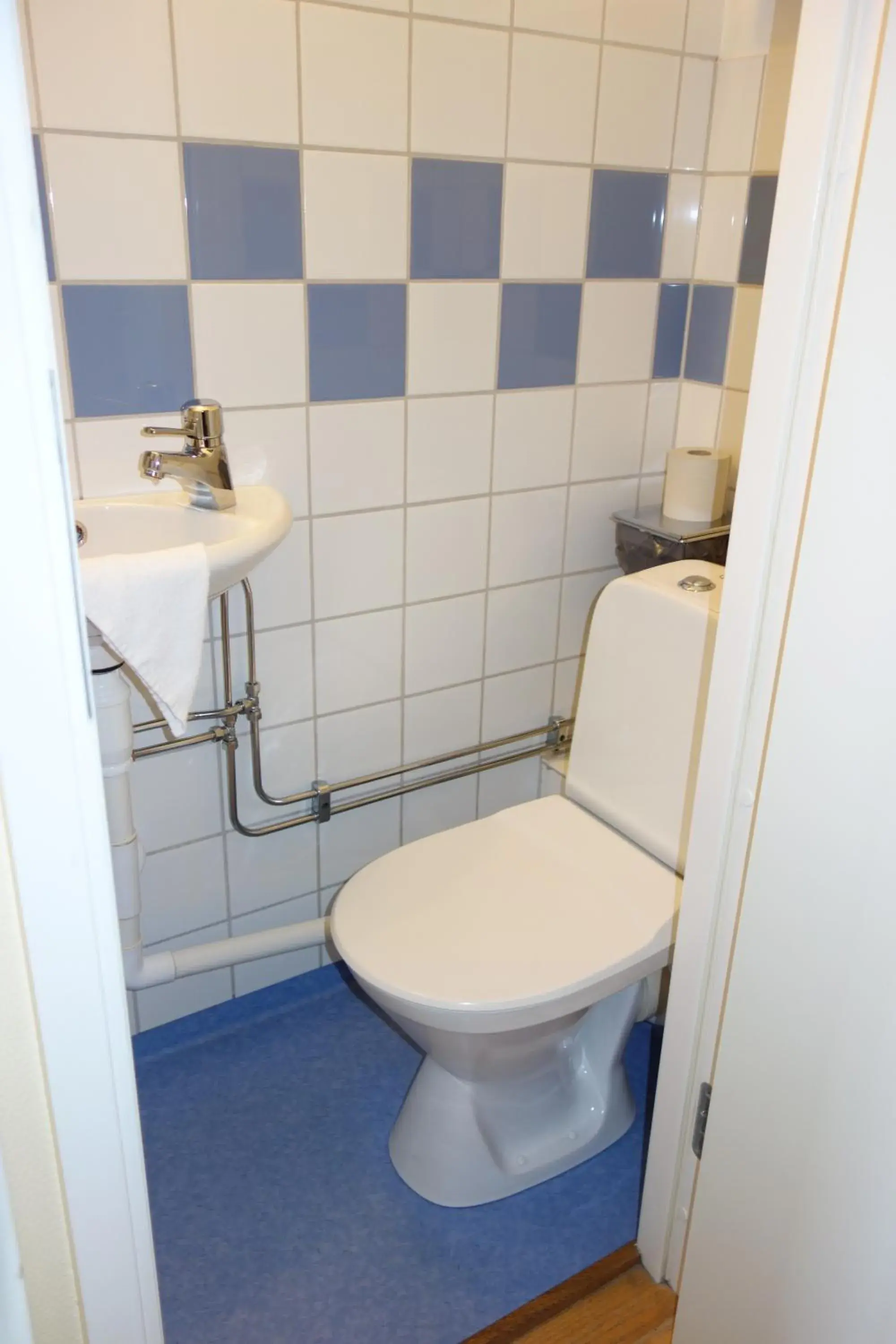 Twin Room with Private Toilet - single occupancy in Vandrarhem Svanen Twin Room with Private Toilet - single occupancy in Vandrarhem Svanen