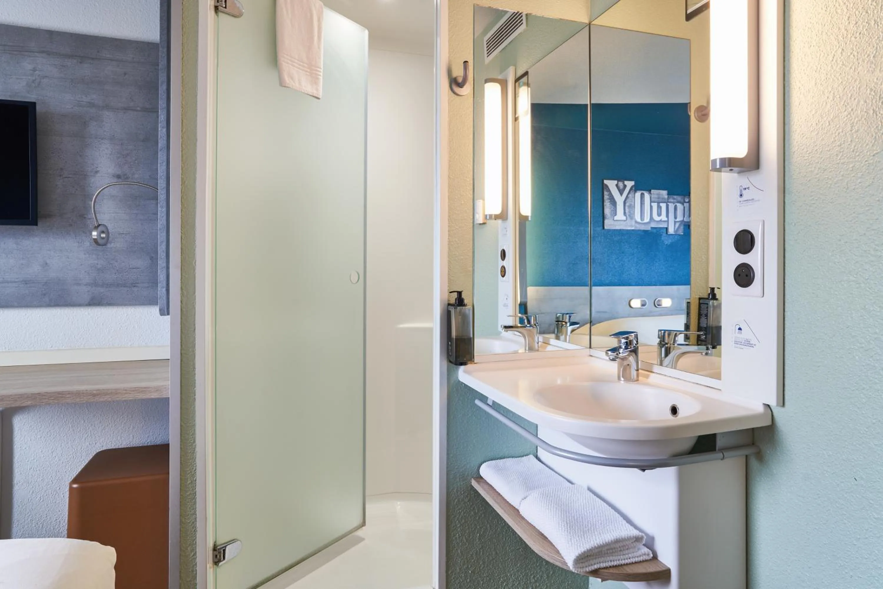 Toilet in ibis budget Bordeaux Centre - Gare Saint Jean