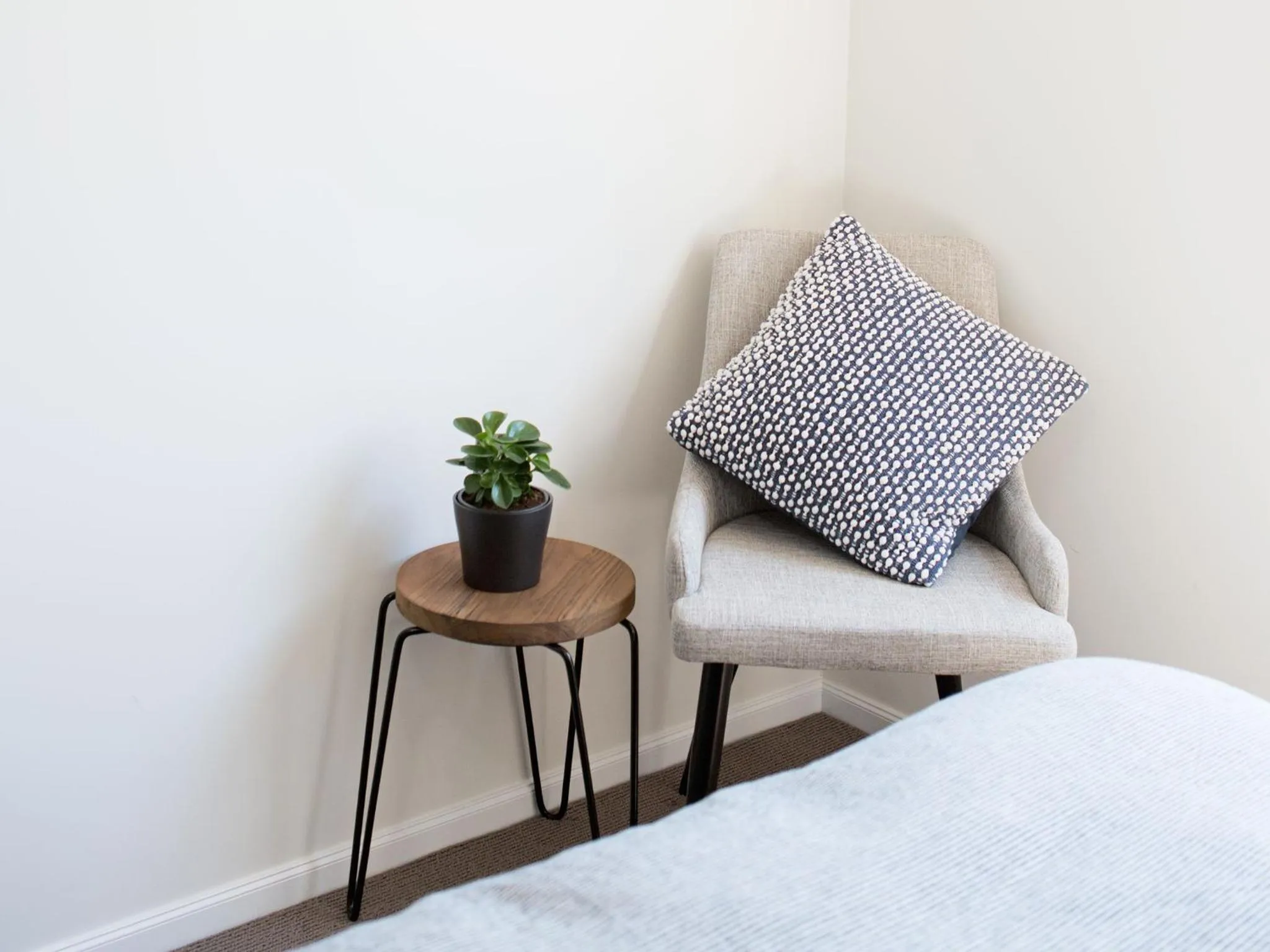 Seating area, Bed in SkyLodge Temora