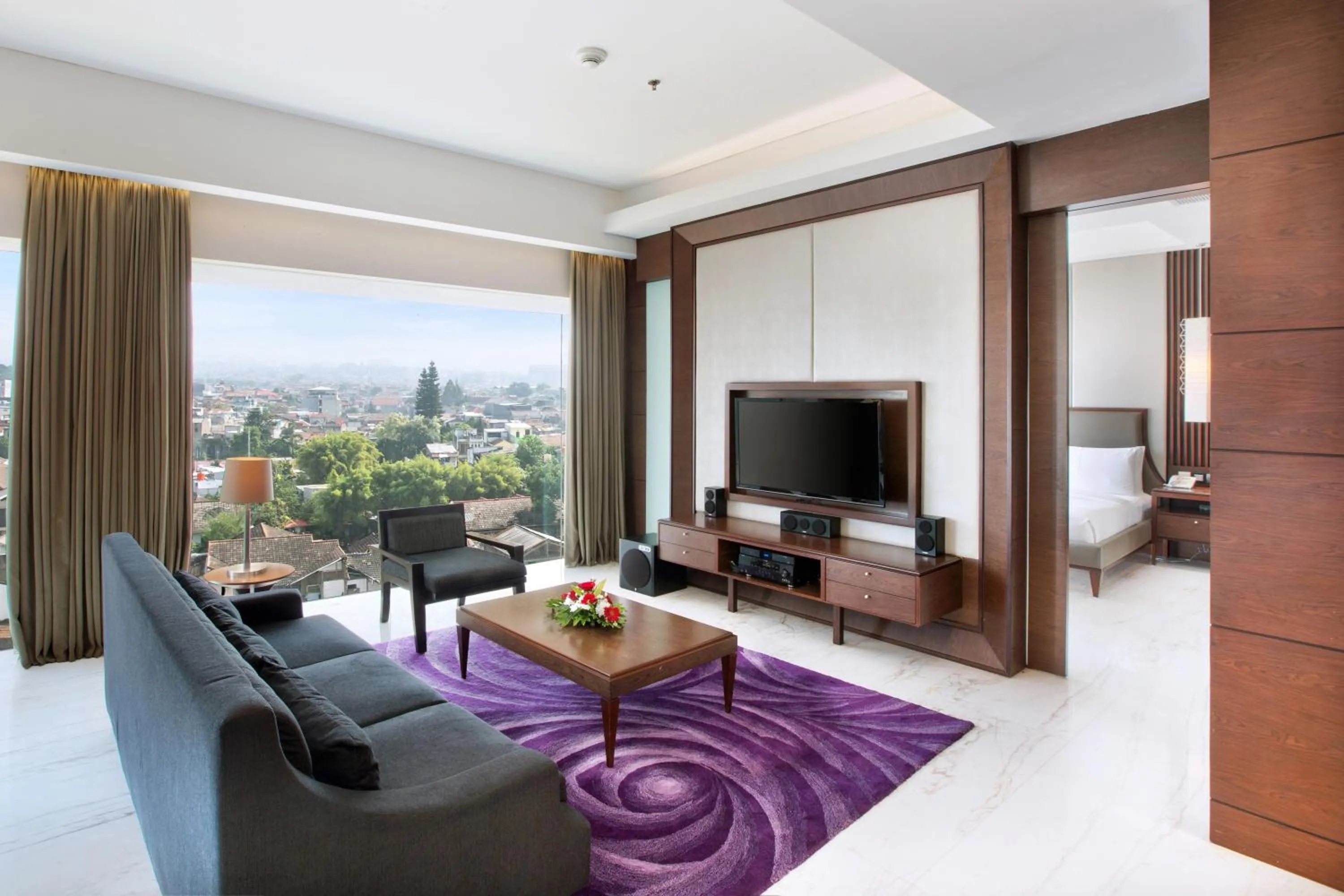 Living room in Holiday Inn Bandung Pasteur by IHG