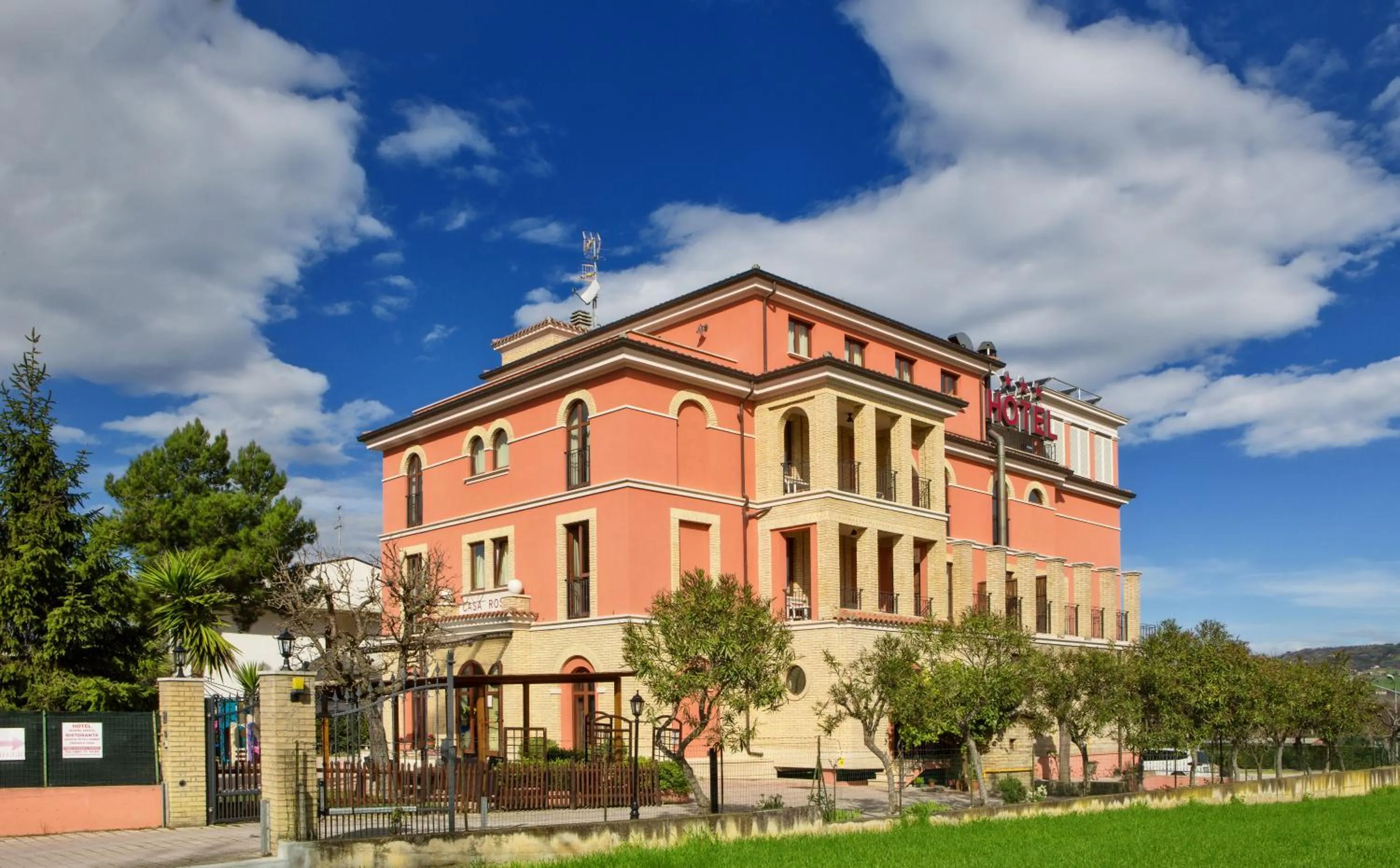 Property building in Hotel Ristorante Casa Rossa