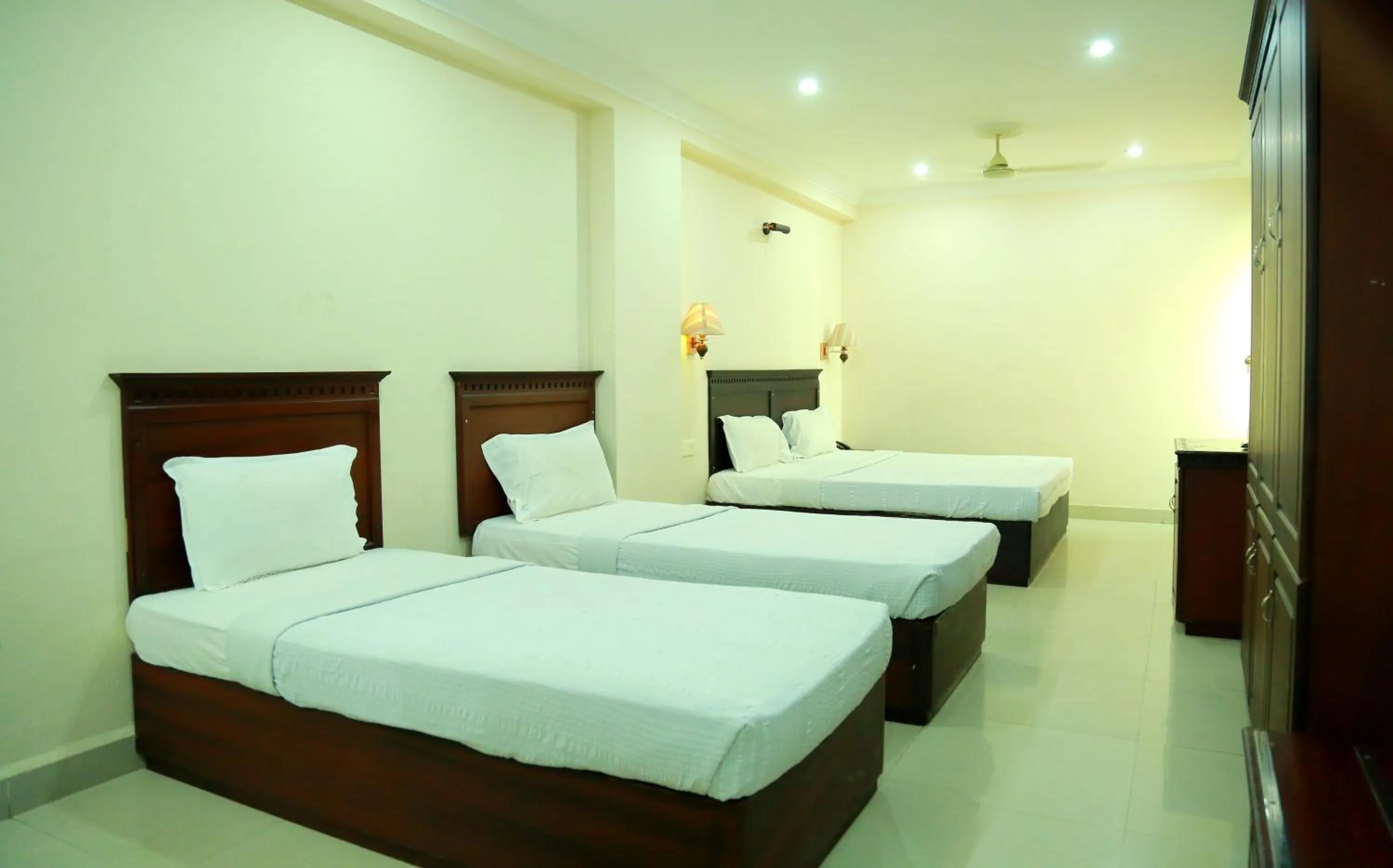 View (from property/room), Bed in Hotel Horizon International