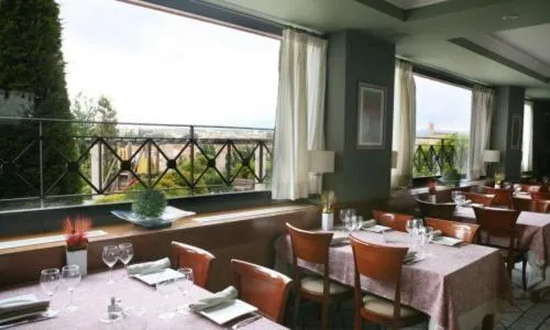 Restaurant/places to eat in Hotel Restaurante El Tollo