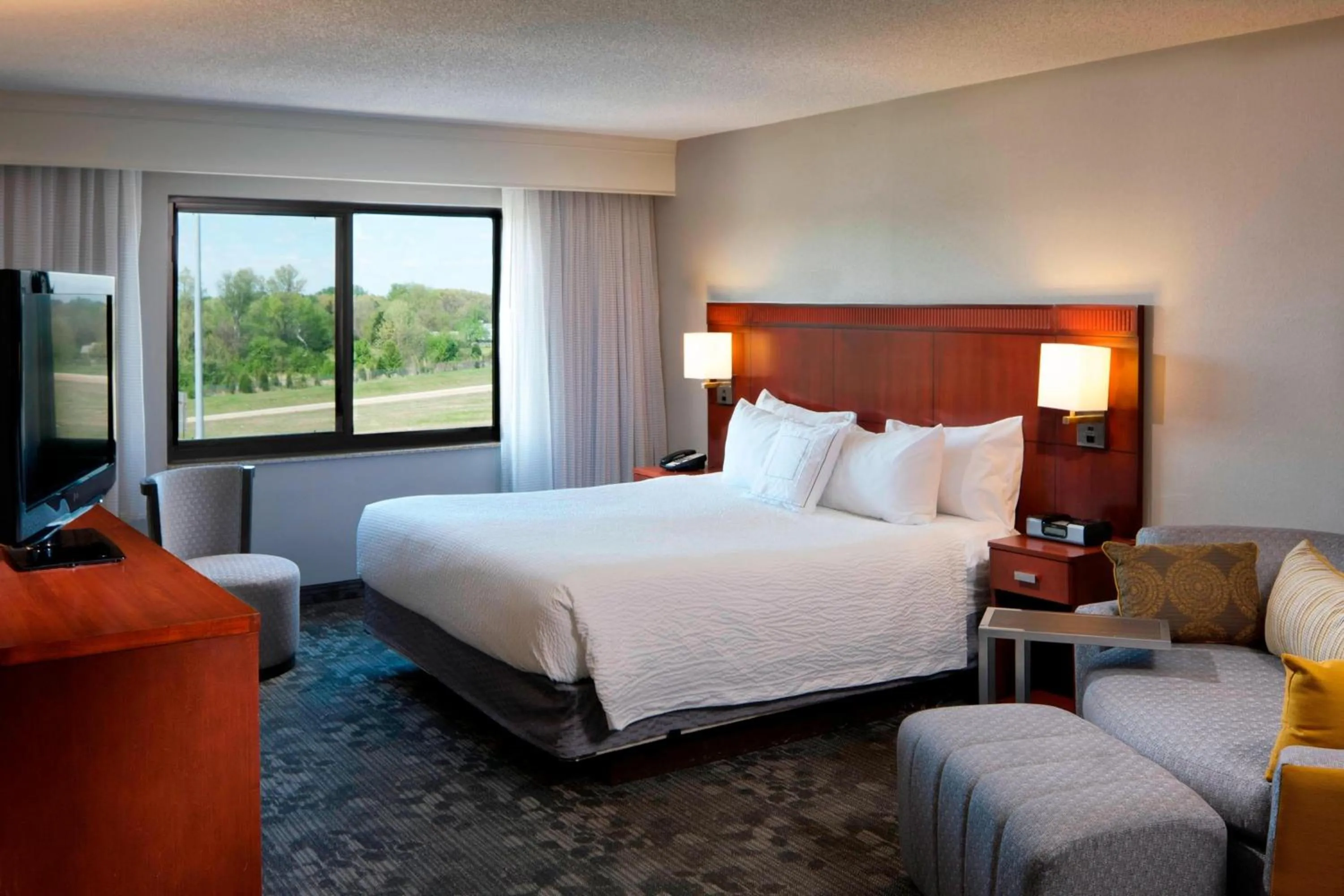 Photo of the whole room, Bed in Courtyard by Marriott Jackson