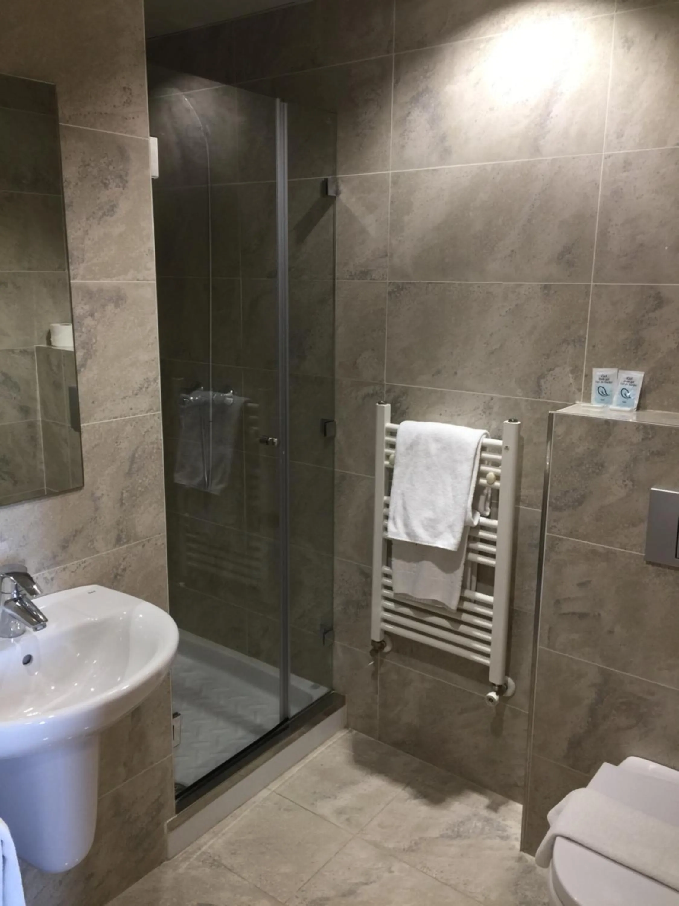 Shower in Iraipe Izaga Hostal