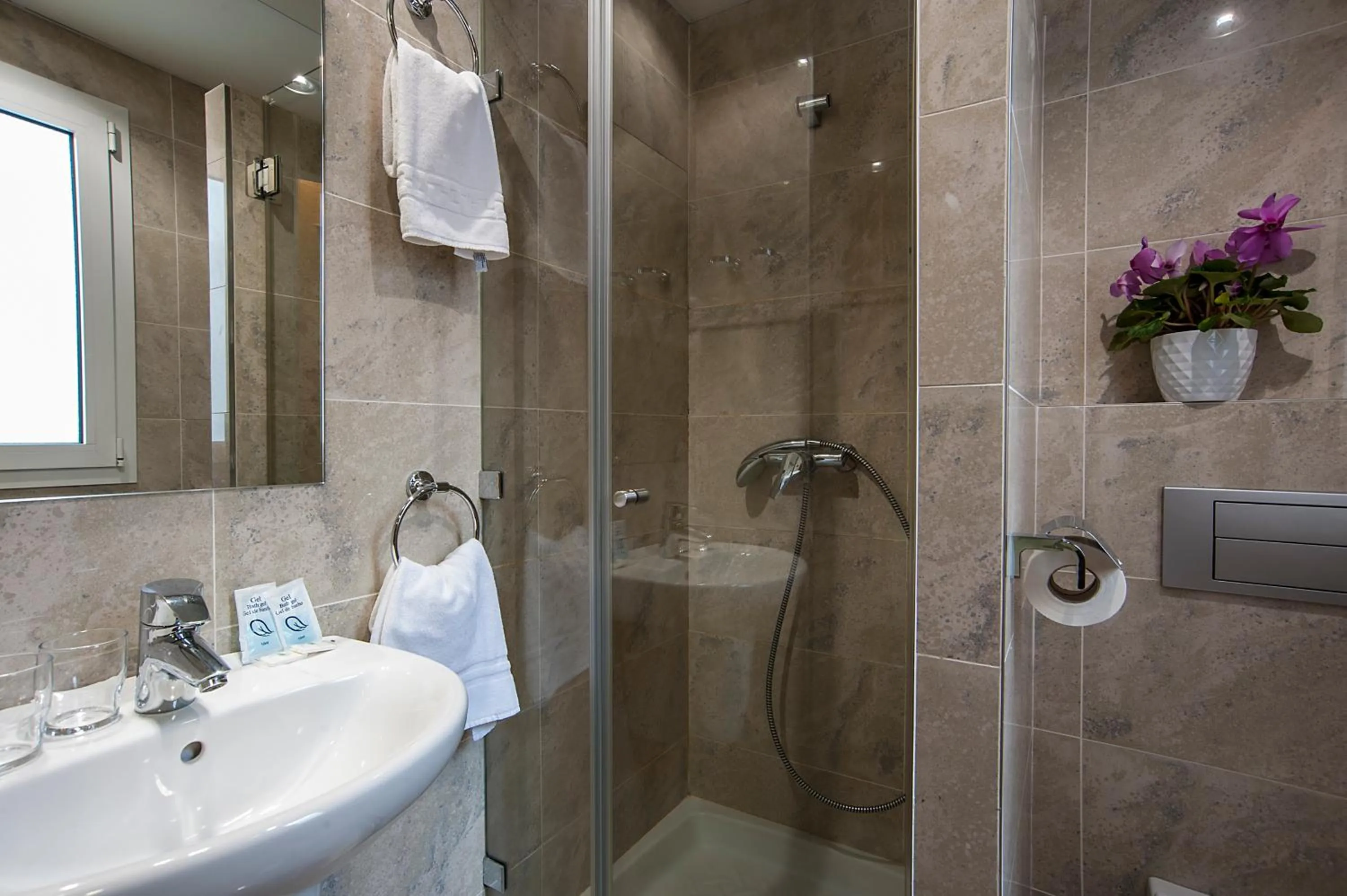 Shower in Iraipe Izaga Hostal