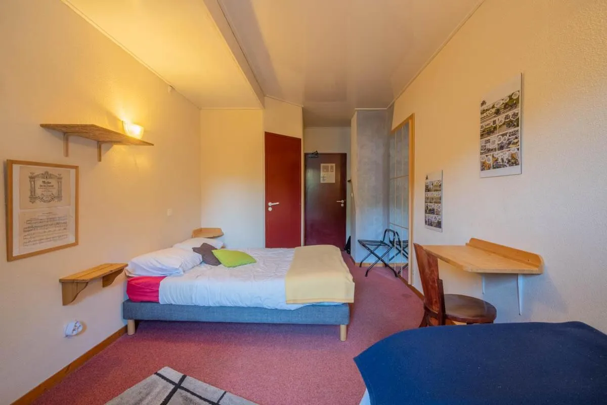 Bedroom, Bed in L'Auberge d'Eygliers