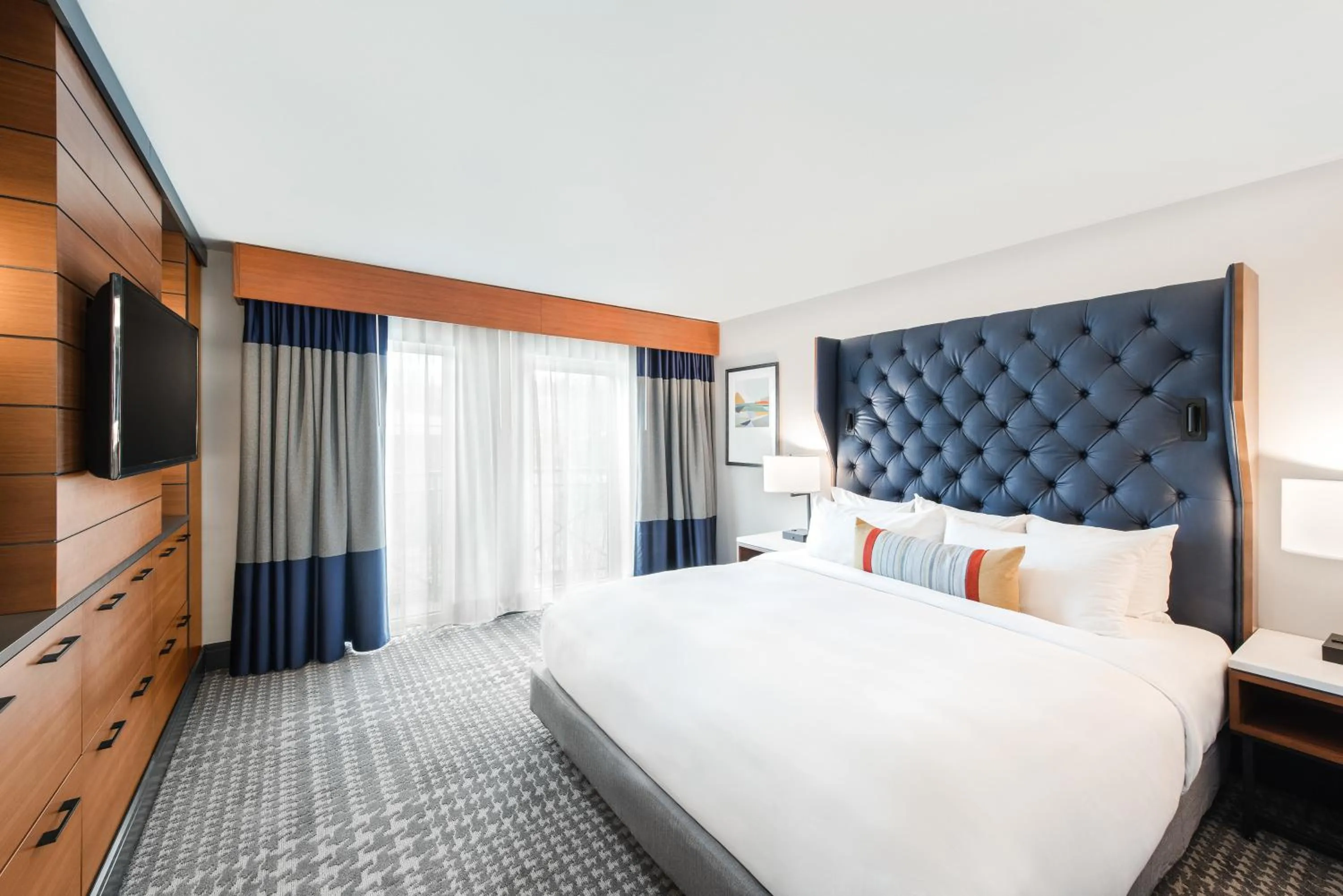 Bedroom, Bed in The Heathman Hotel Kirkland