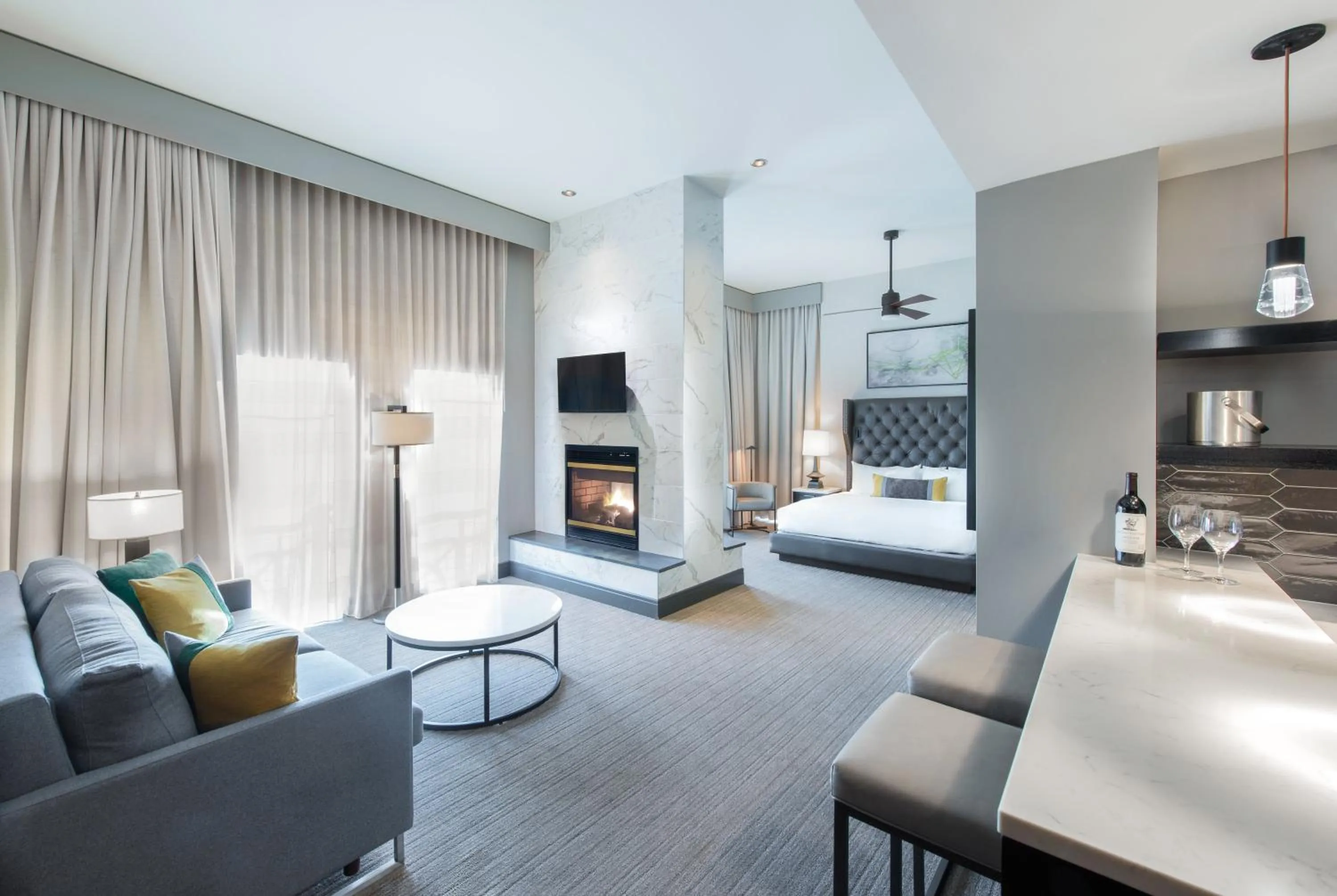 Living room, Bed in The Heathman Hotel Kirkland