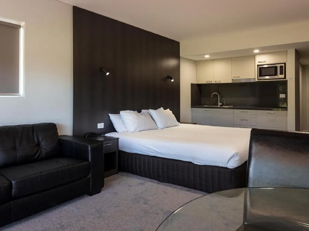 Living room, Bed in Yarrawonga Mulwala Golf Club