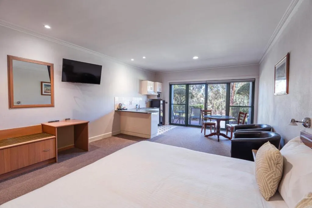 Living room, Bed in Yarrawonga Mulwala Golf Club