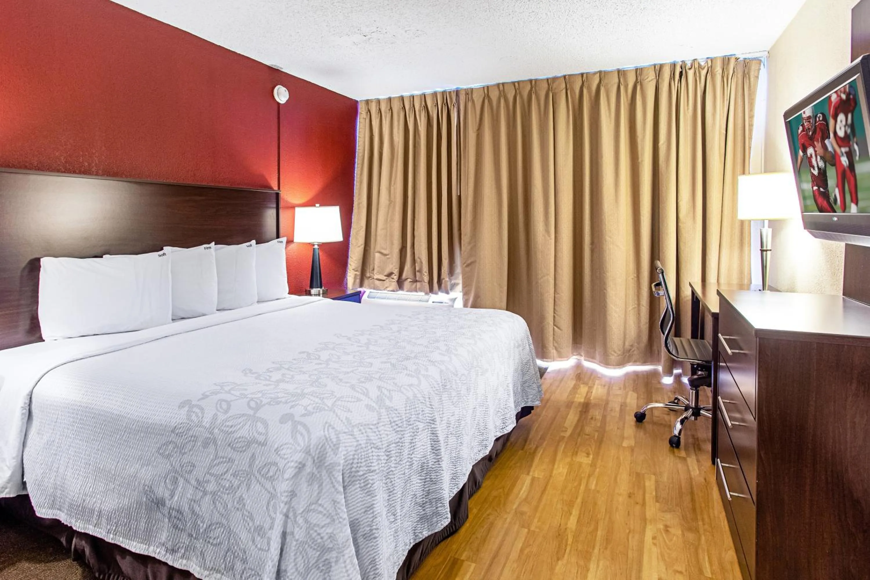 Bedroom in Red Roof Inn PLUS+ Wichita East