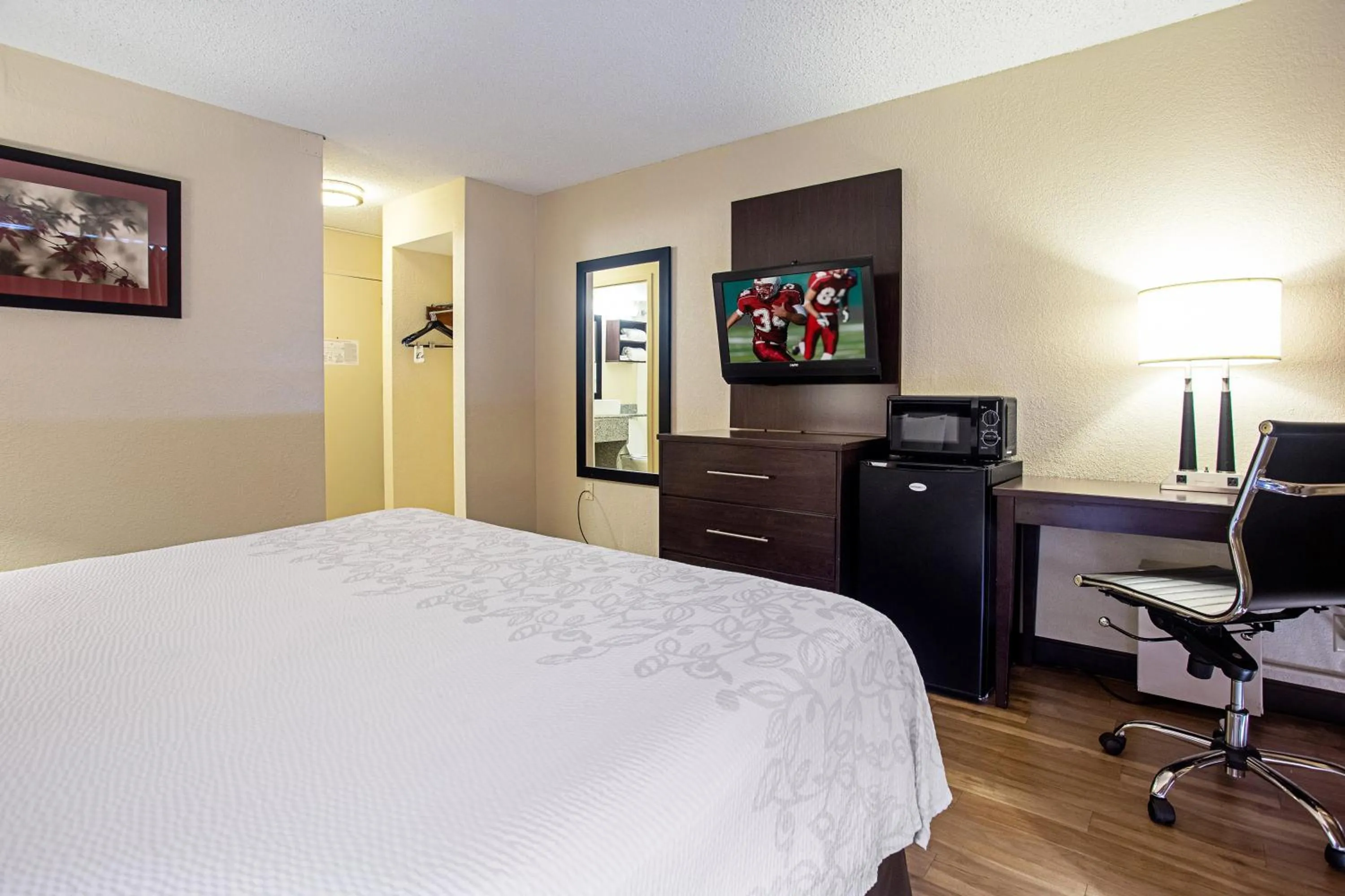 Photo of the whole room in Red Roof Inn PLUS+ Wichita East