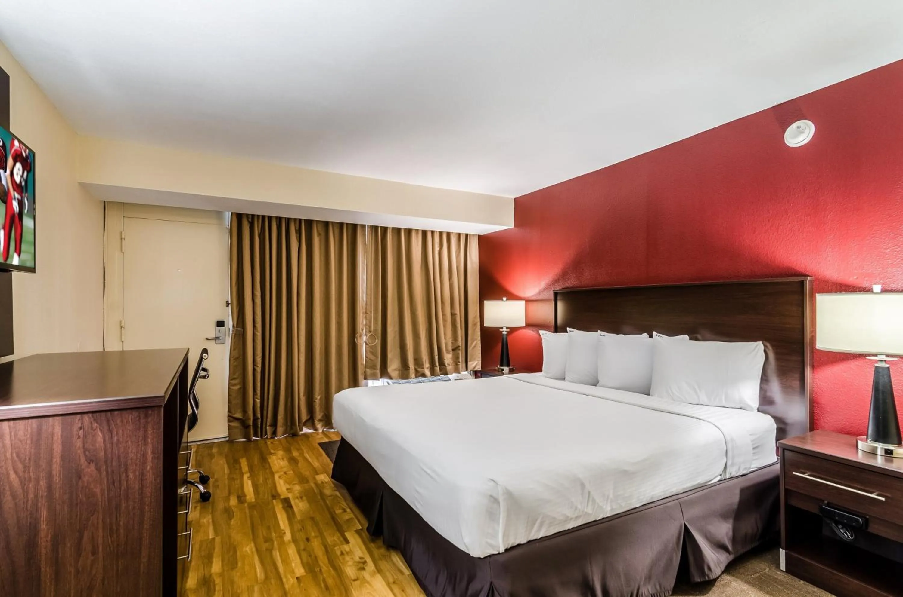 Bedroom in Red Roof Inn PLUS+ Wichita East