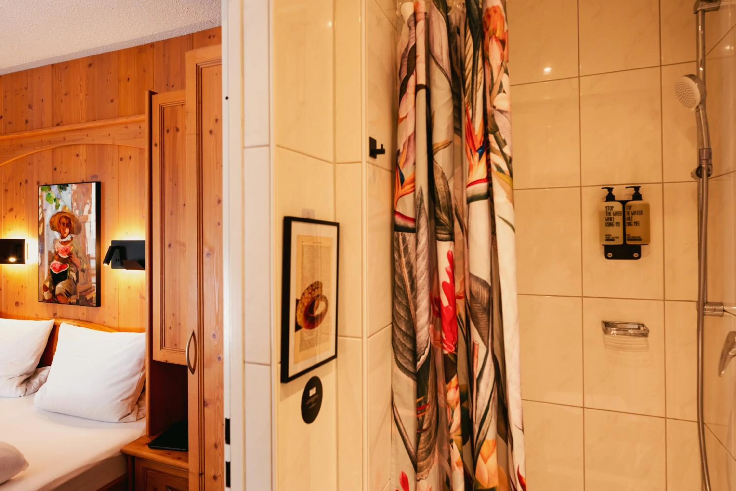 Photo of the whole room, Bed in Strandhotel SüdSee Diessen am Ammersee