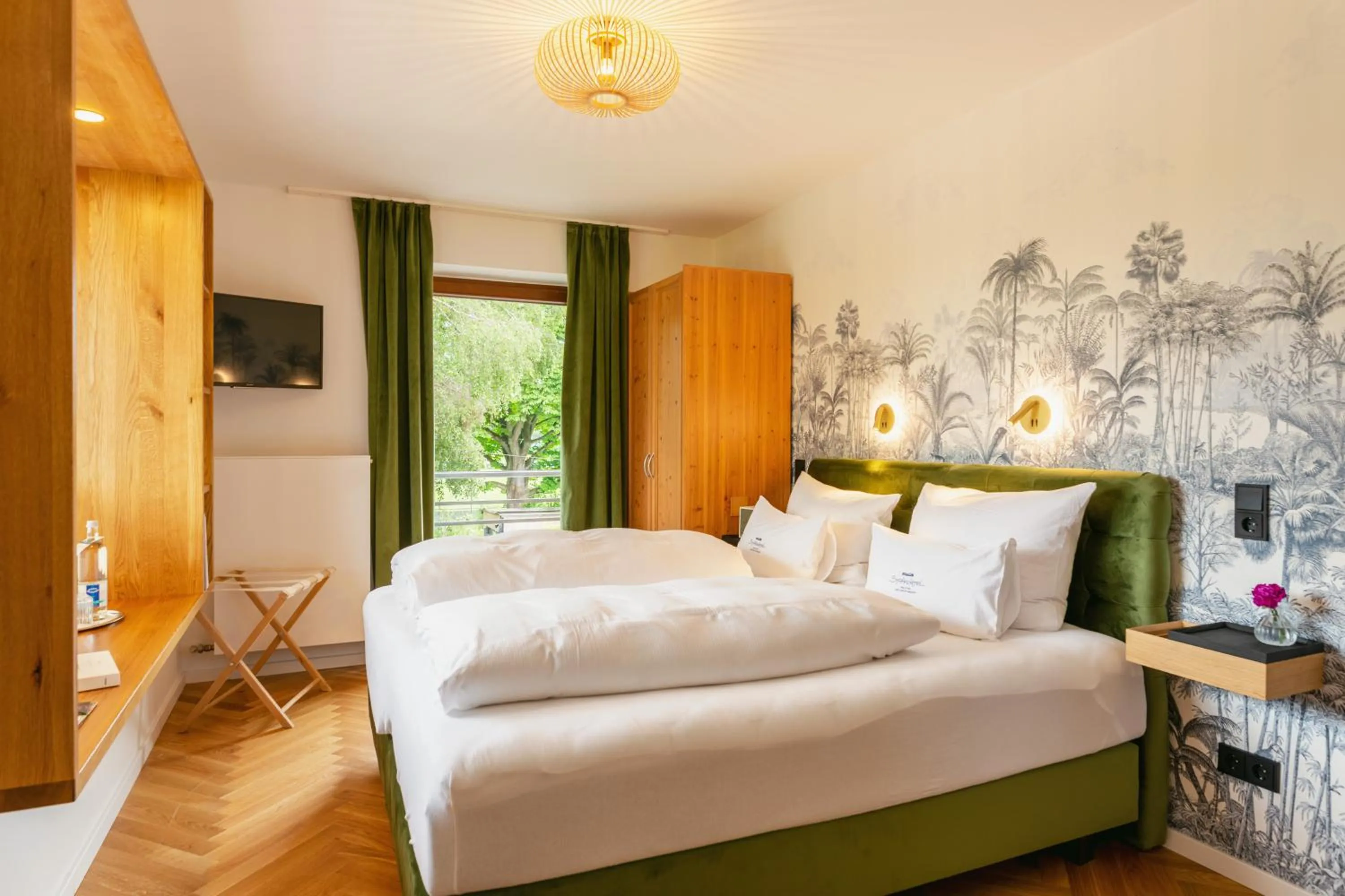 Photo of the whole room, Bed in Strandhotel SüdSee Diessen am Ammersee