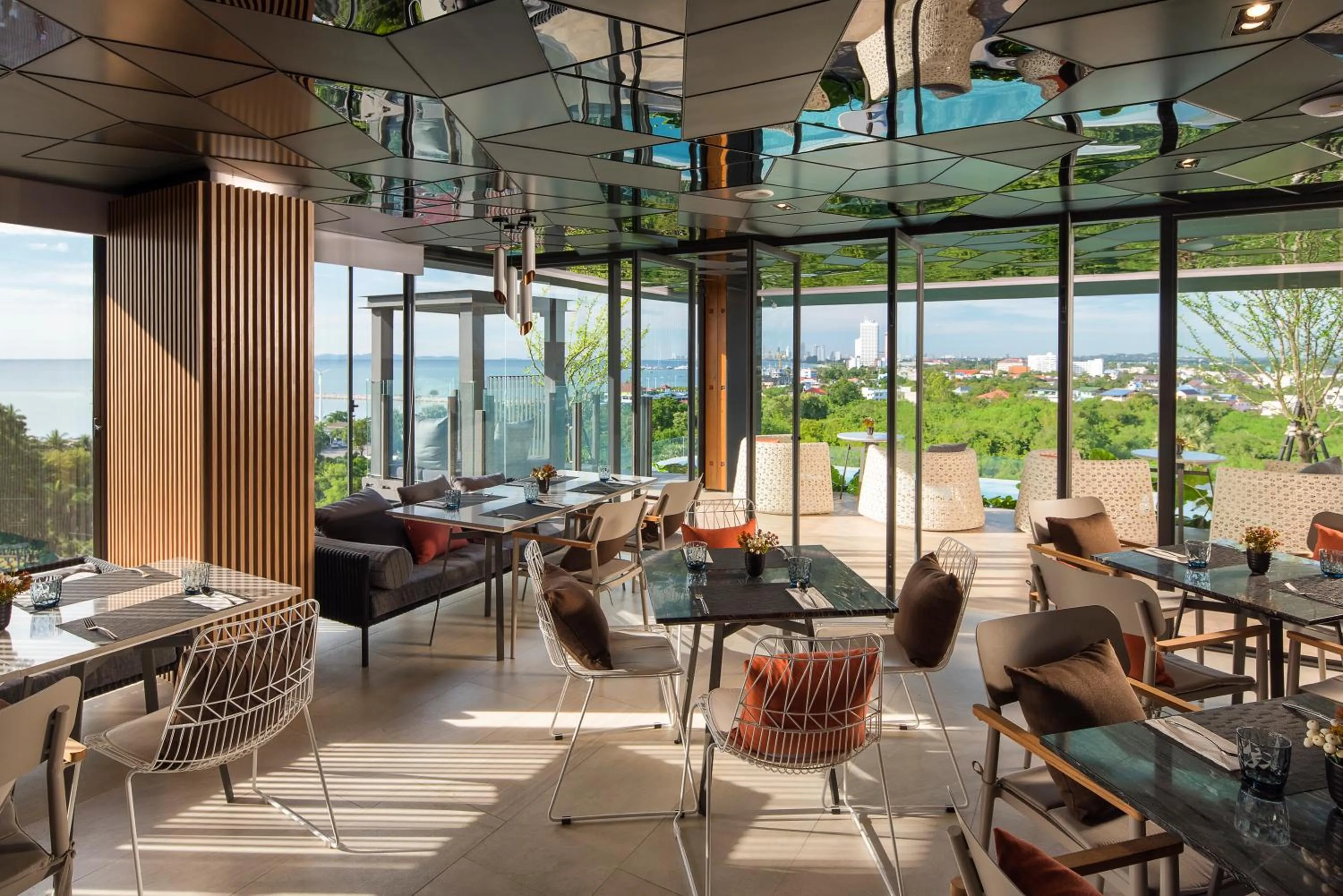 Restaurant/places to eat in Seaphere Pattaya Hotel by Elite Suites