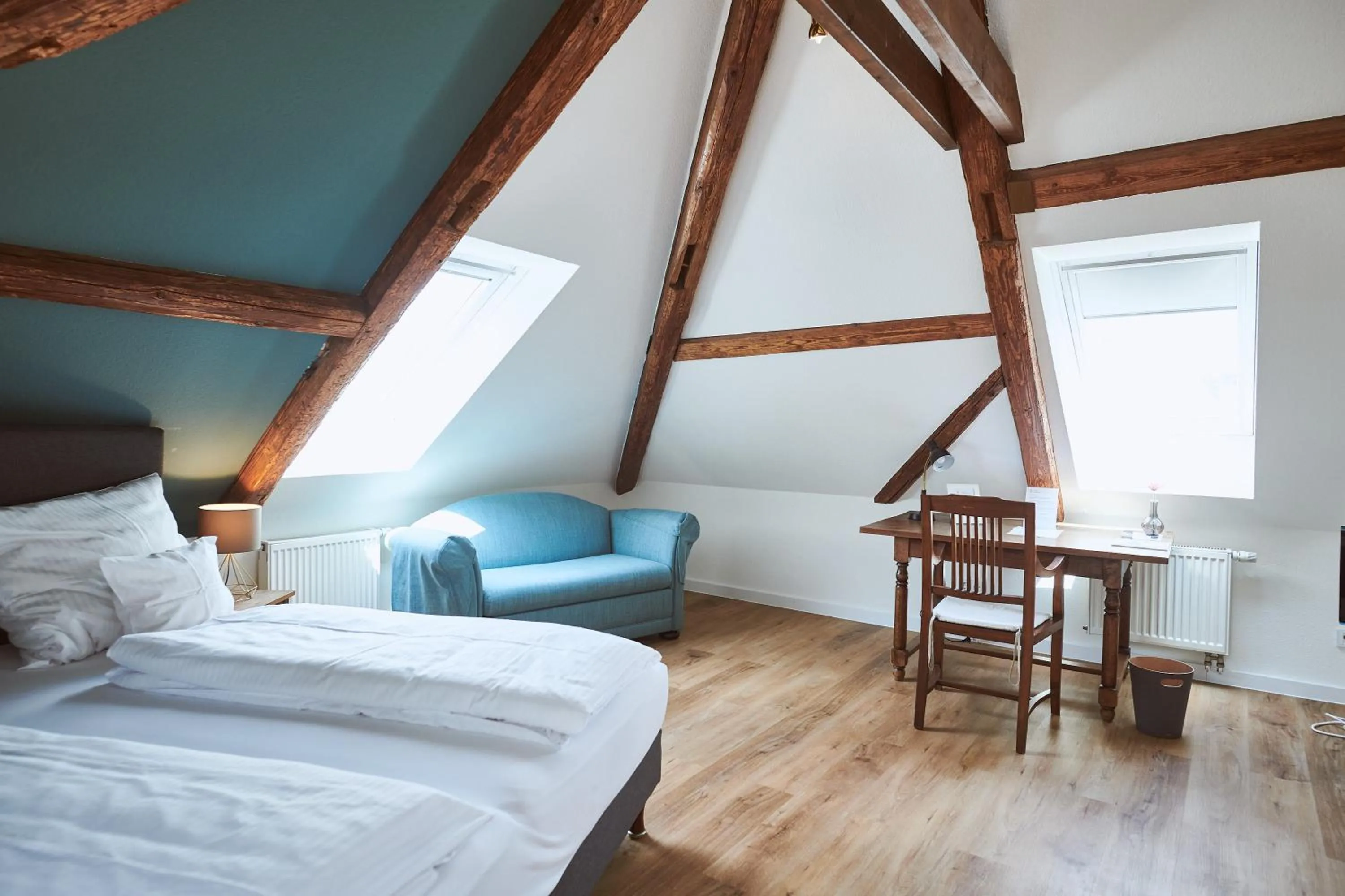 Photo of the whole room, Bed in Gutshotel Baron Knyphausen