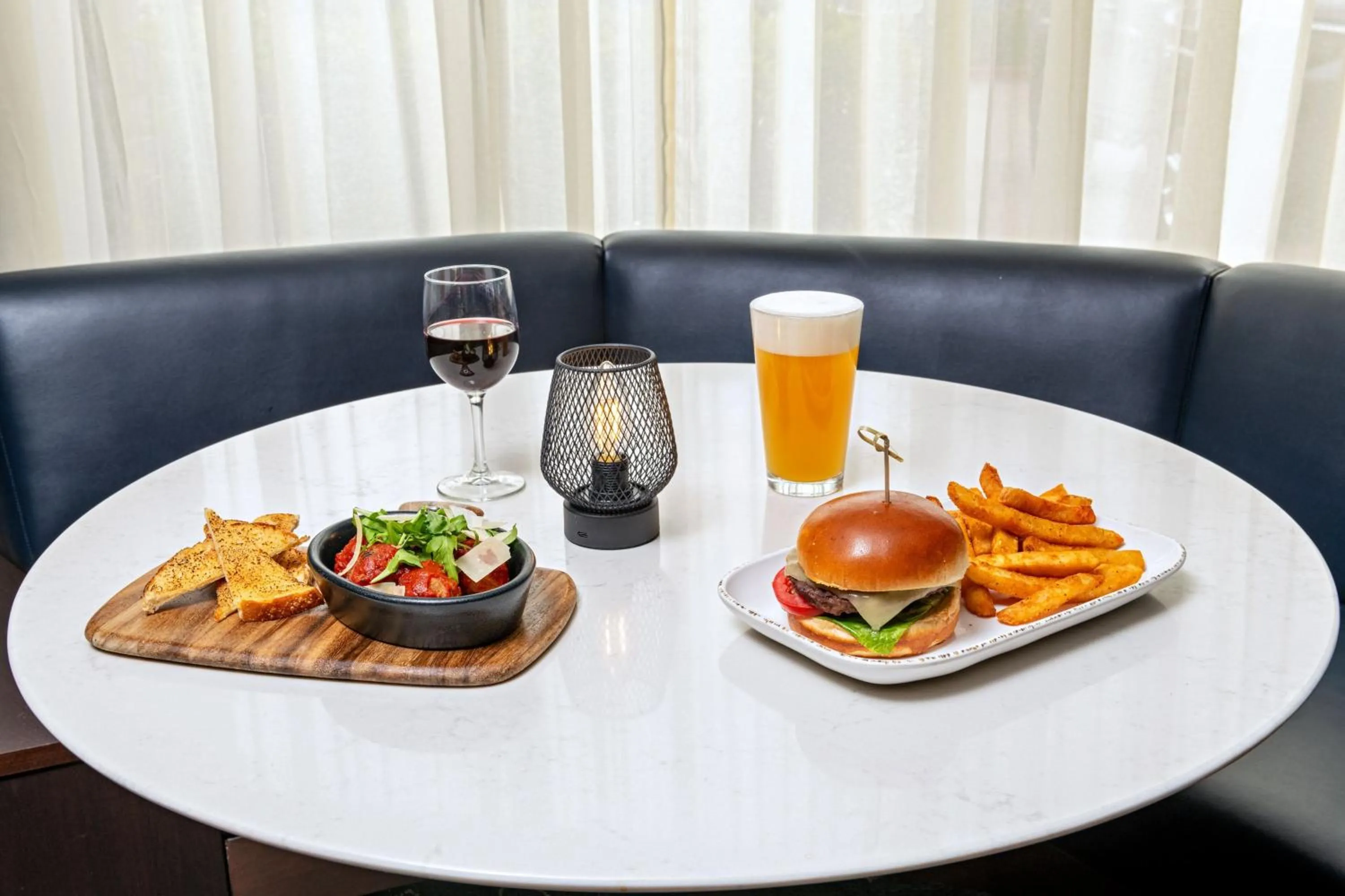 Restaurant/places to eat in Courtyard by Marriott Boise West/Meridian