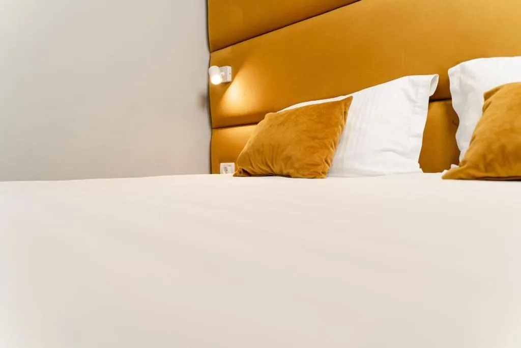 Bed in Pensiunea Elisei