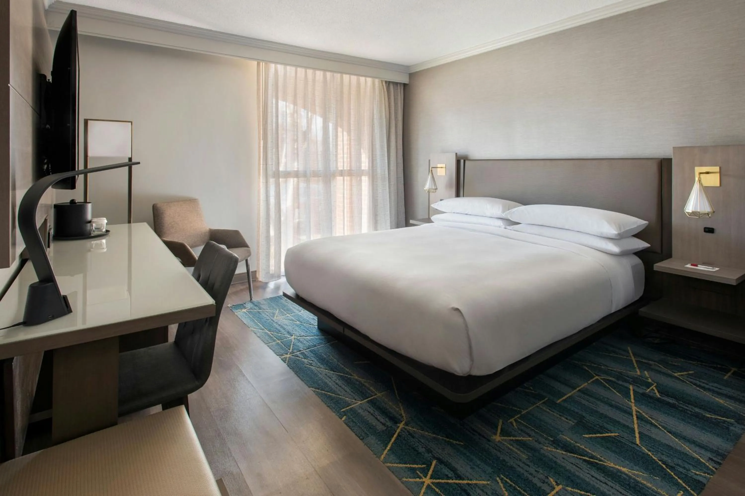 Photo of the whole room, Bed in Marriott Providence Downtown