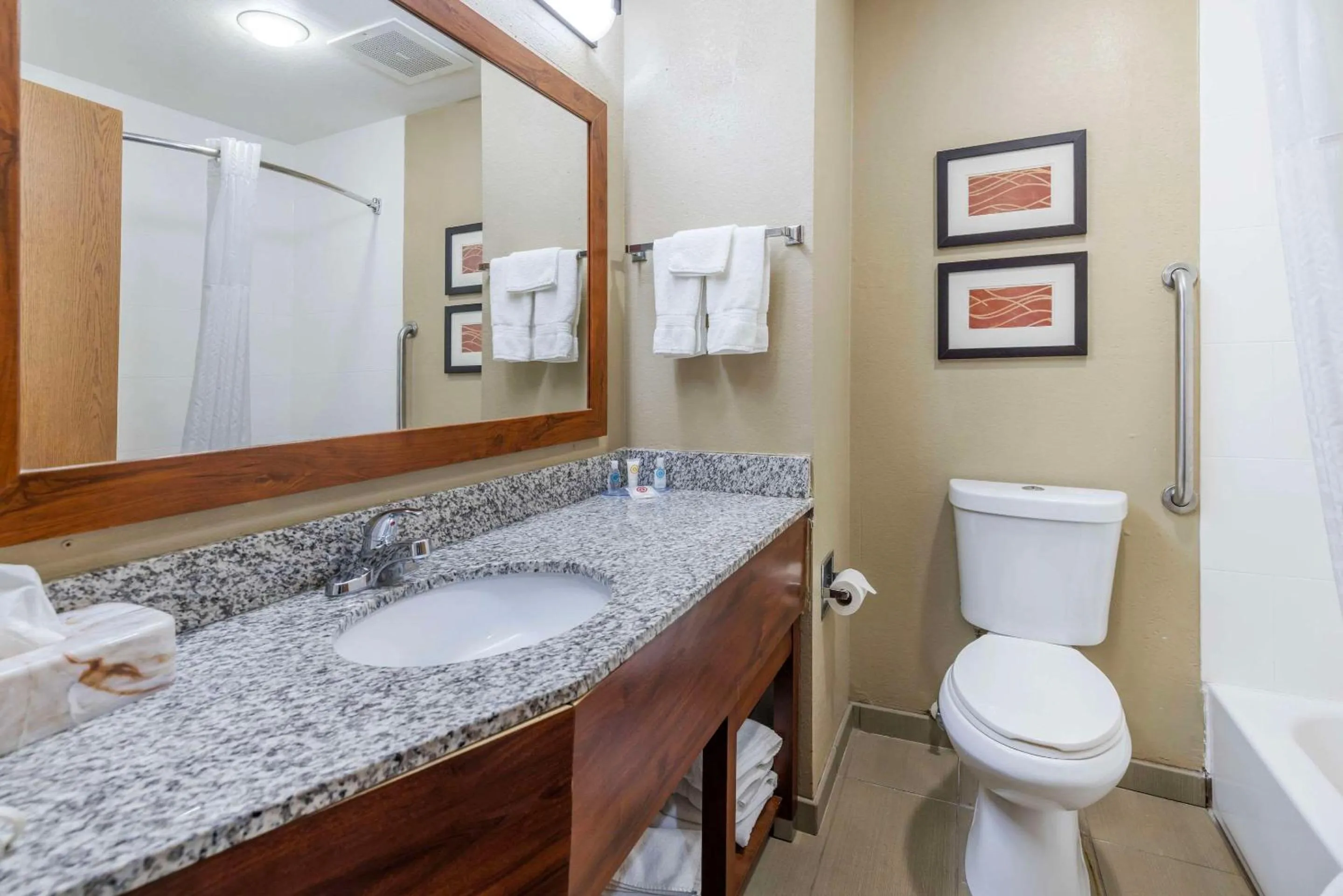 Bedroom in Comfort Inn Grain Valley