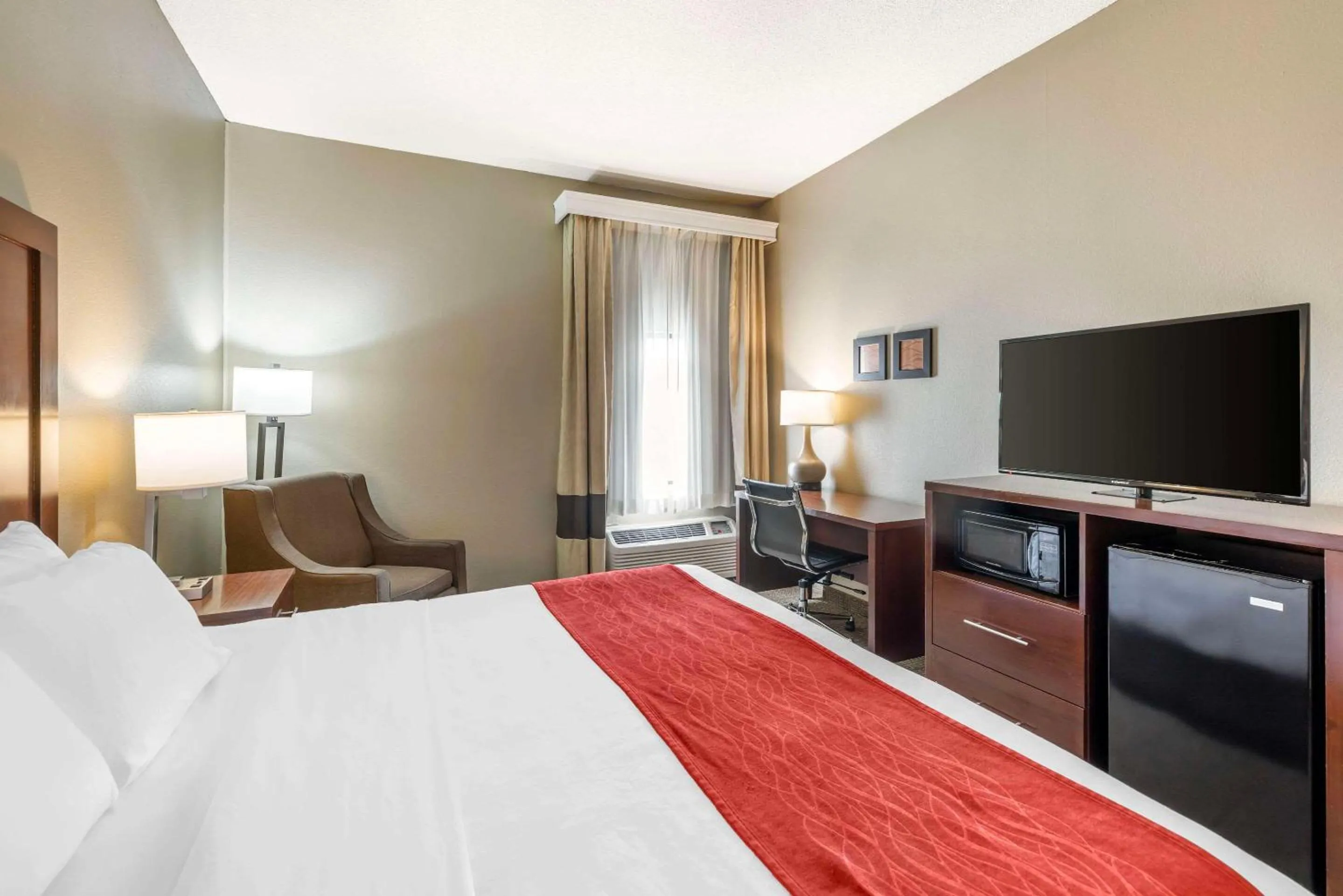 Bedroom in Comfort Inn Grain Valley