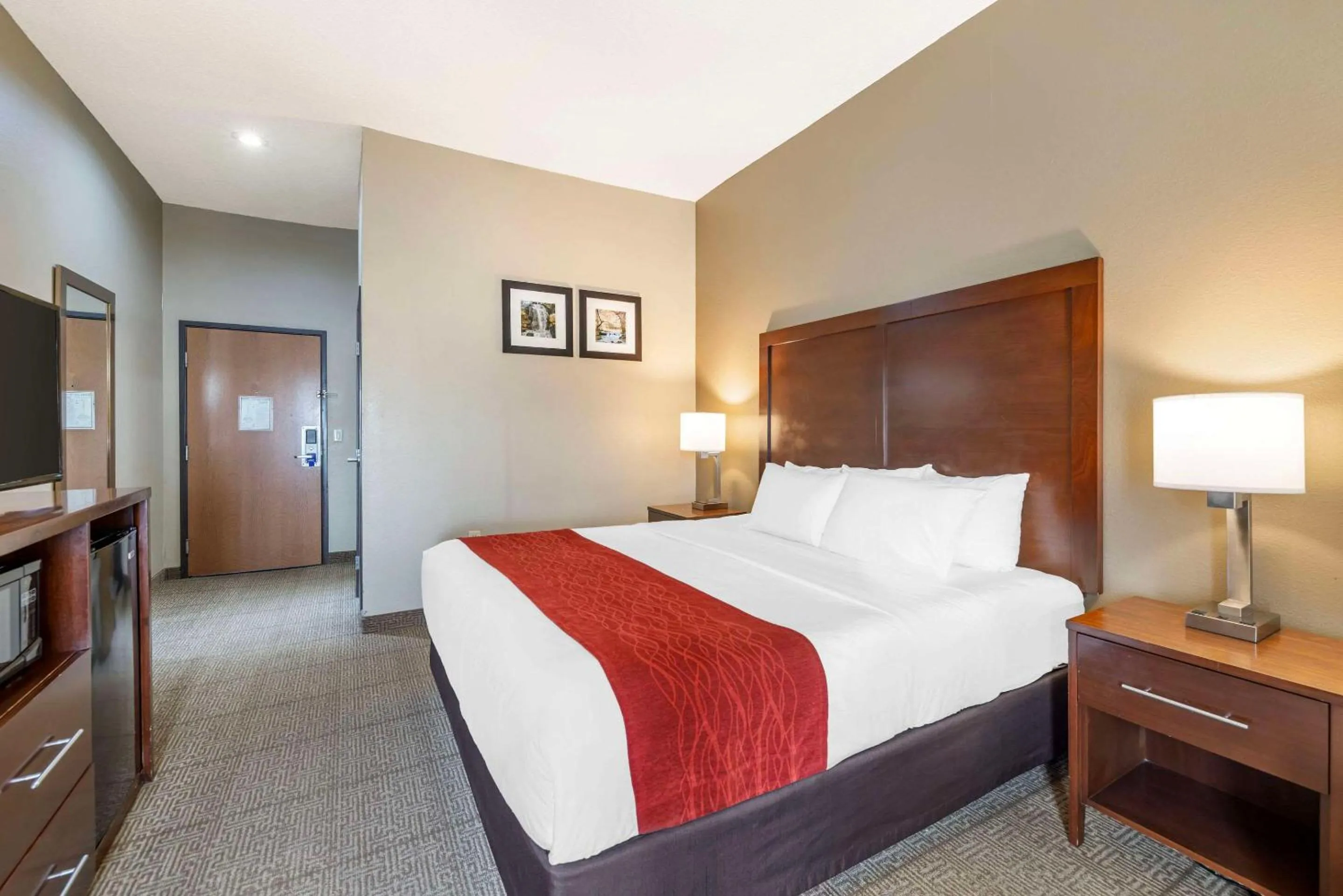 Bedroom in Comfort Inn Grain Valley