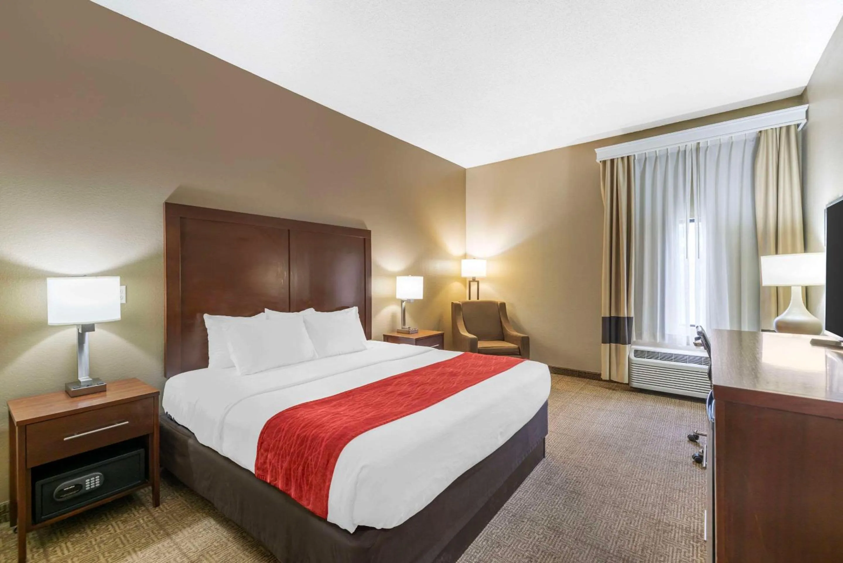 Bedroom in Comfort Inn Grain Valley