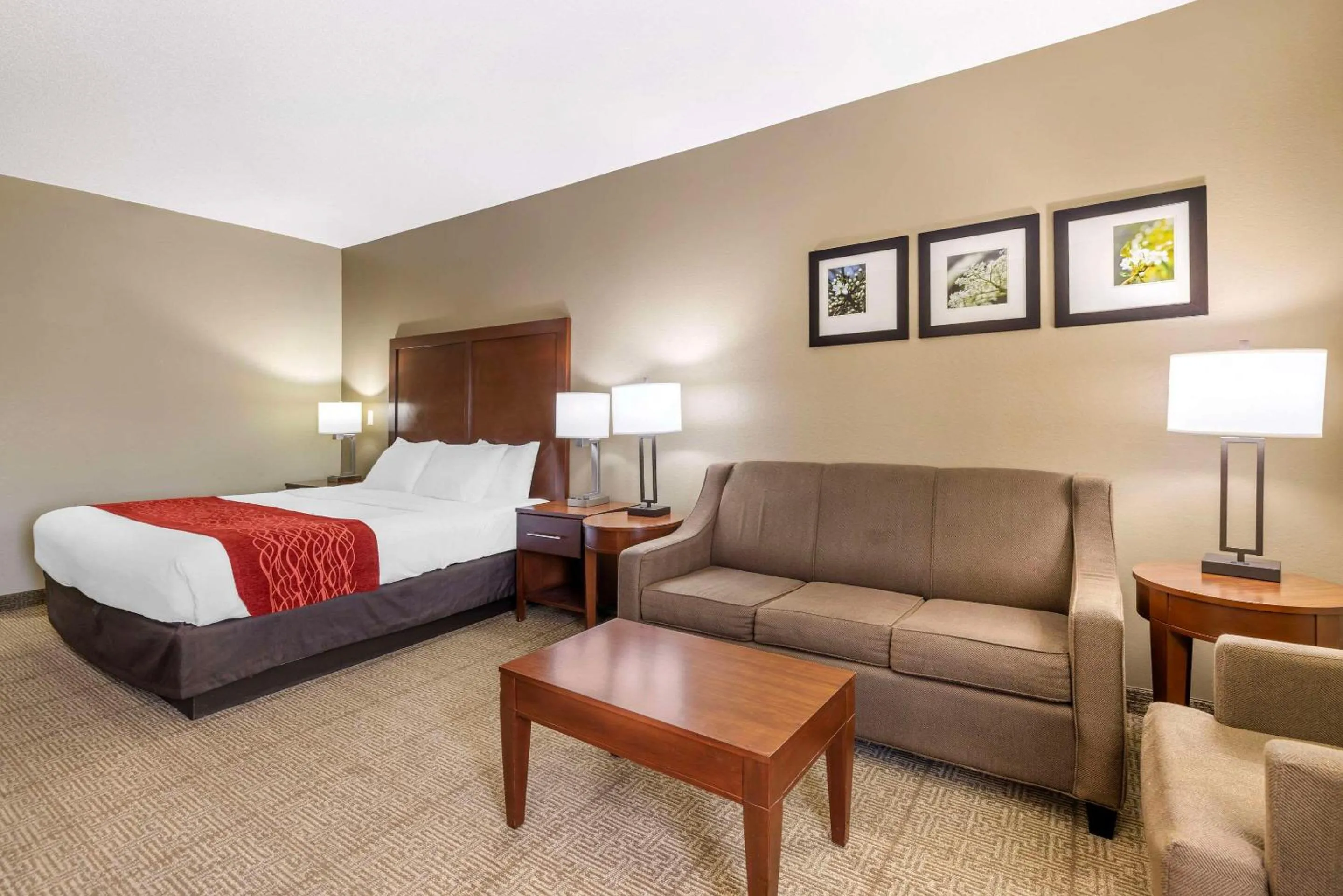 Bedroom in Comfort Inn Grain Valley